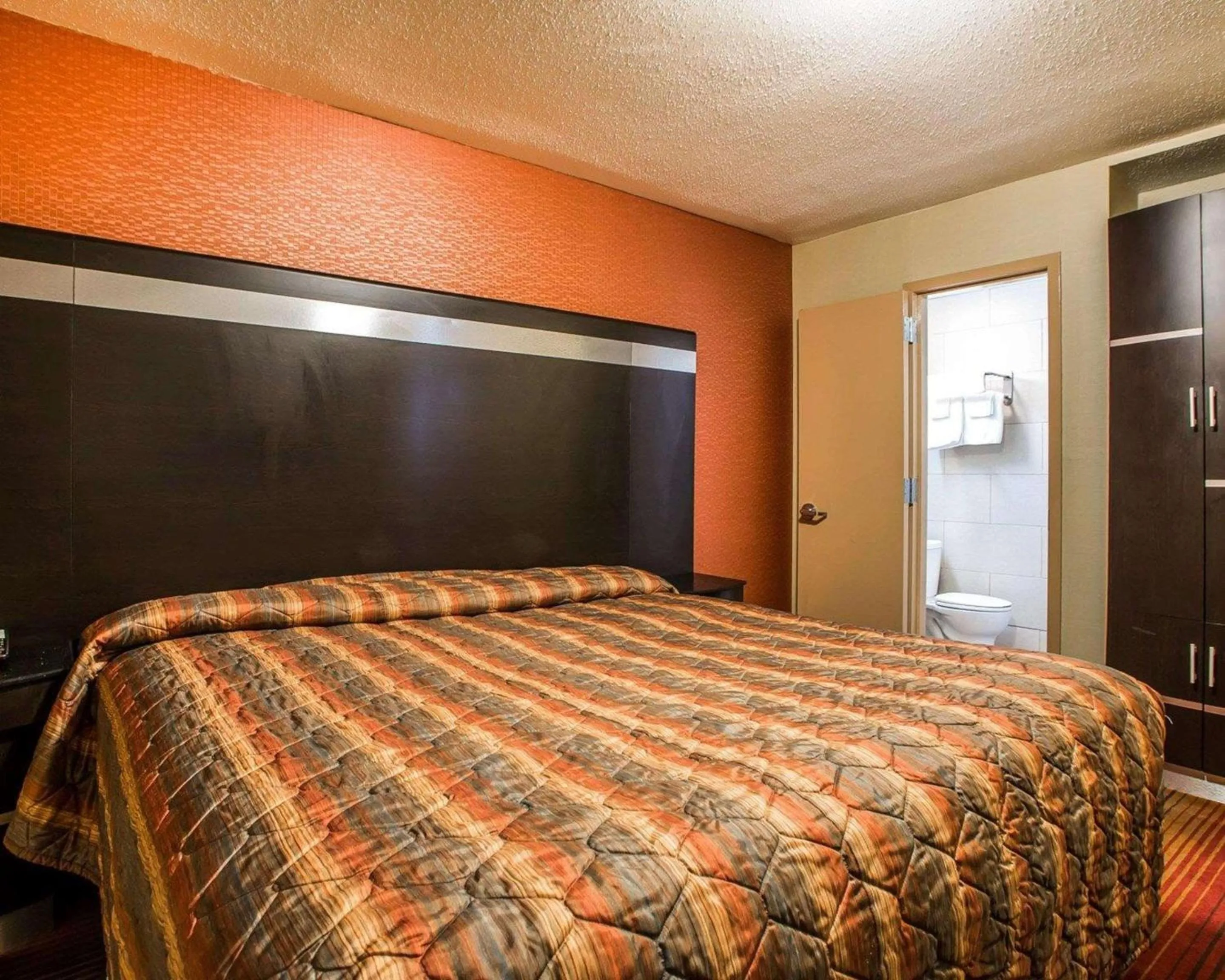 Photo of the whole room, Bed in Rodeway Inn Belleville