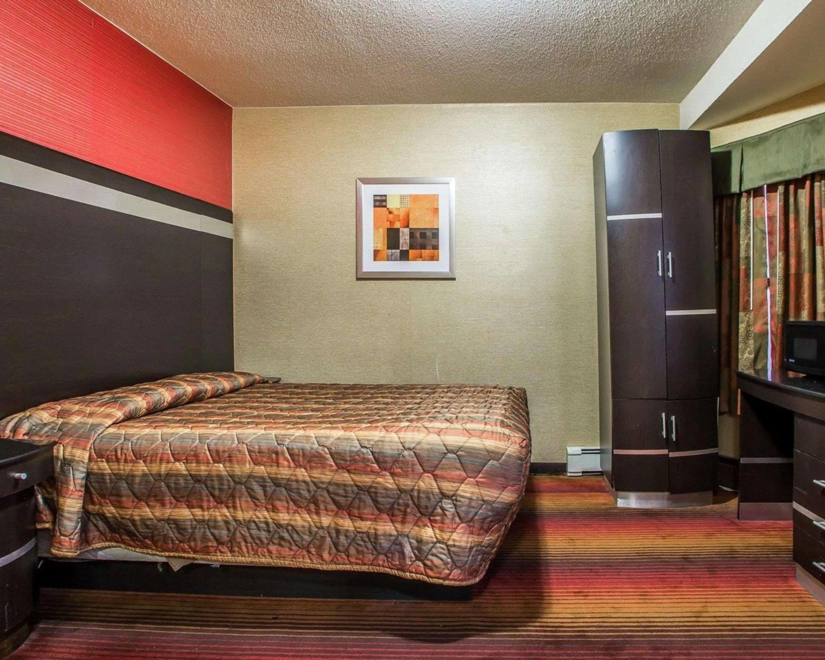 Photo of the whole room, Bed in Rodeway Inn Belleville