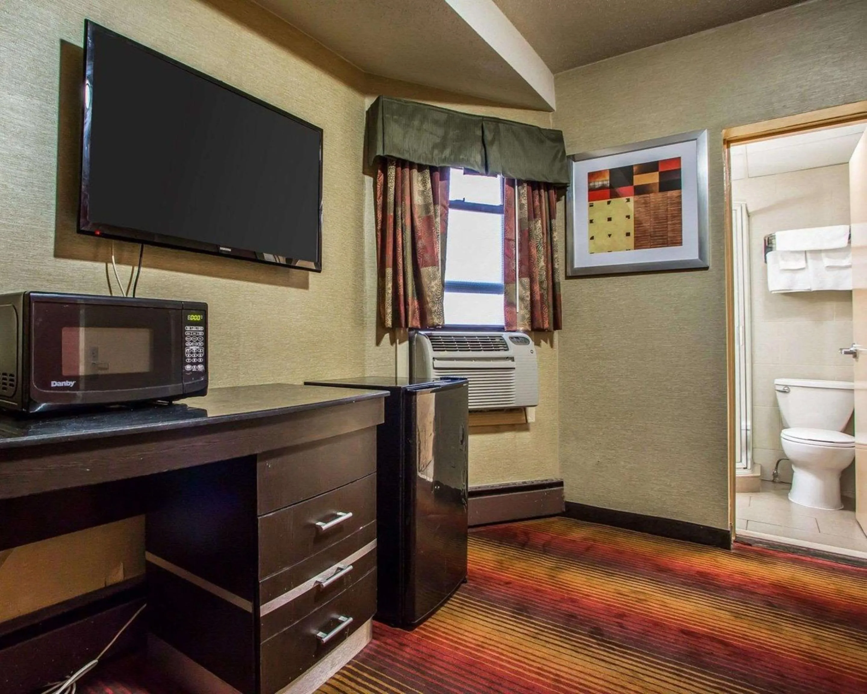 Photo of the whole room in Rodeway Inn Belleville