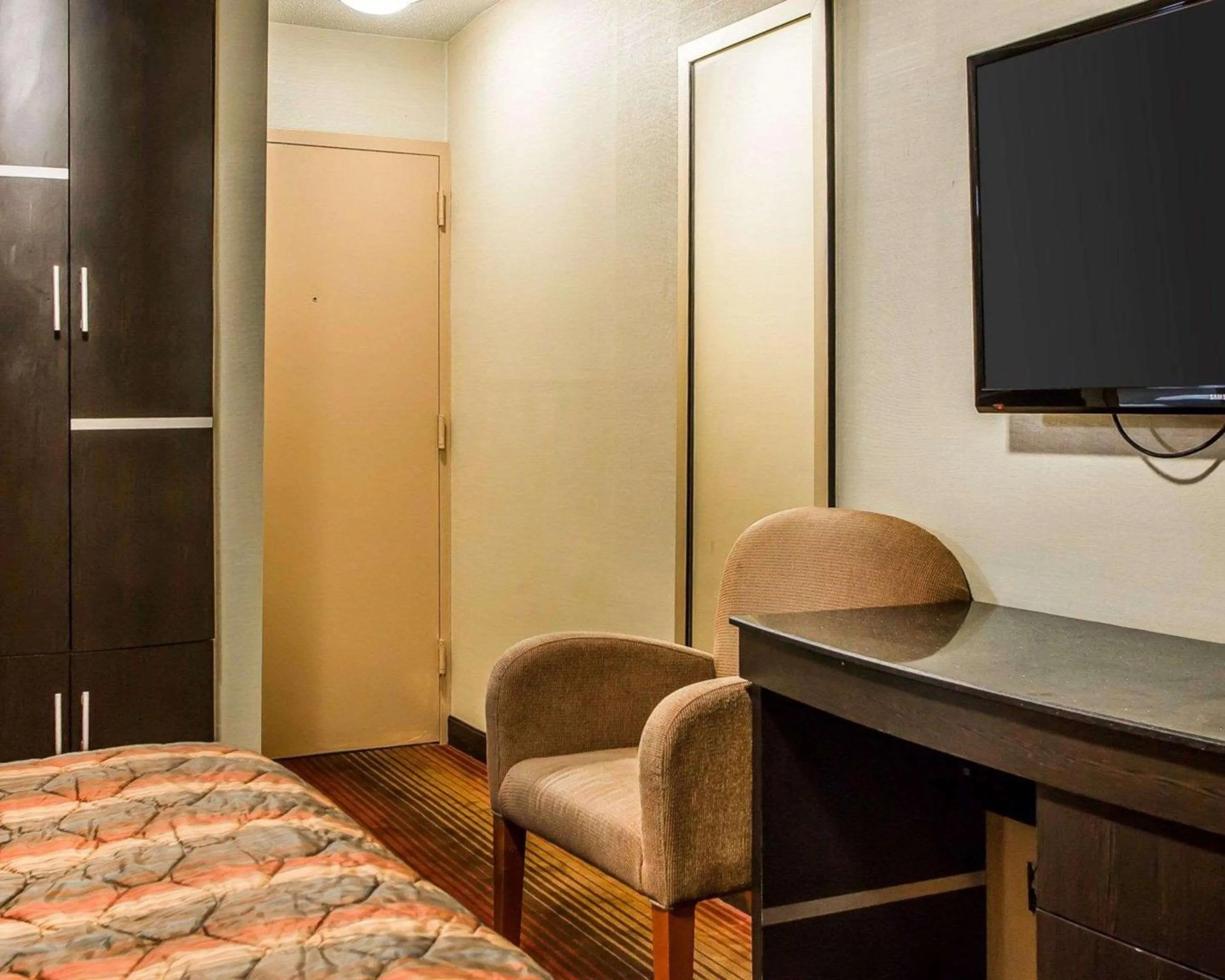 Photo of the whole room, Bed in Rodeway Inn Belleville