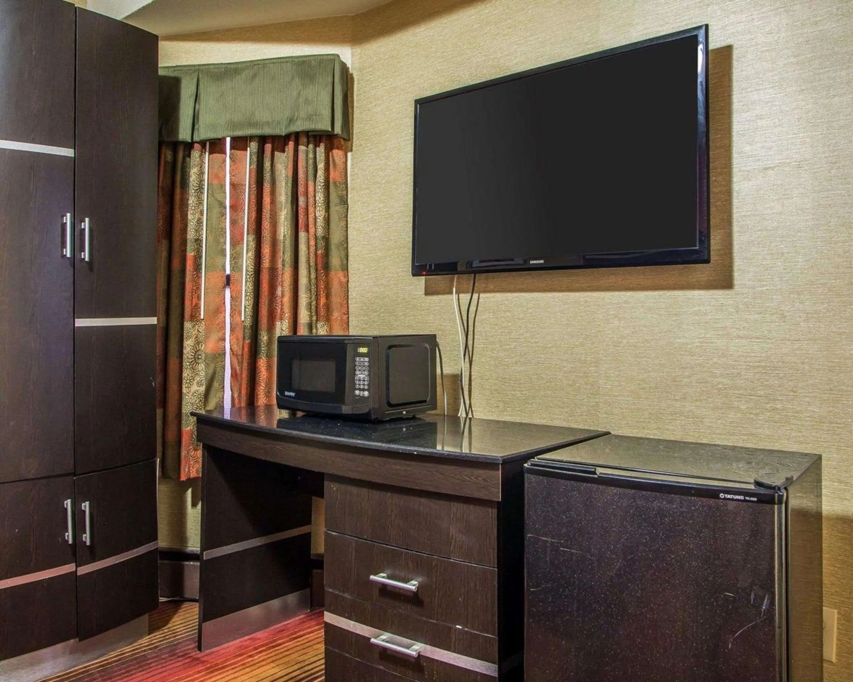 Photo of the whole room in Rodeway Inn Belleville