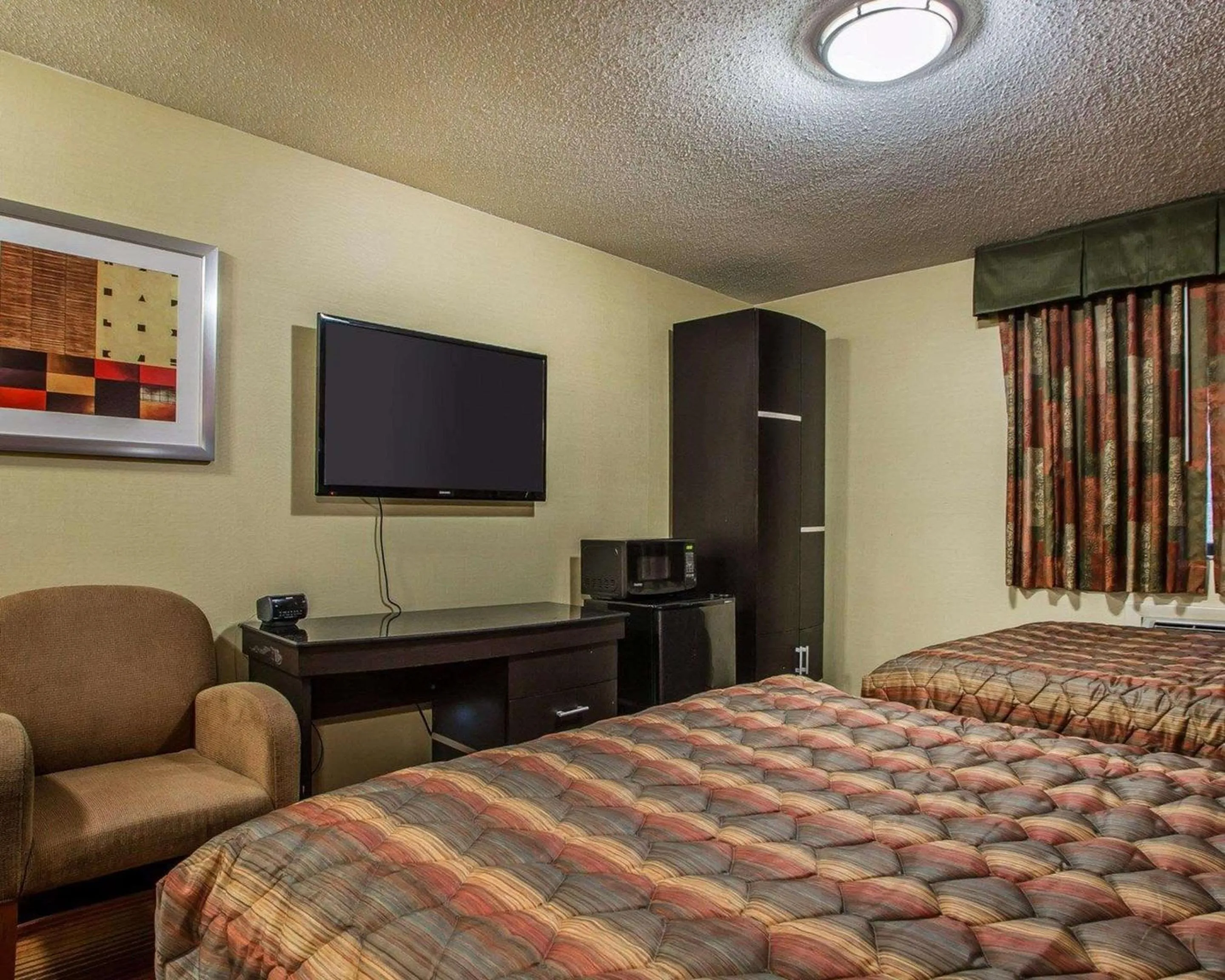 Photo of the whole room, Bed in Rodeway Inn Belleville