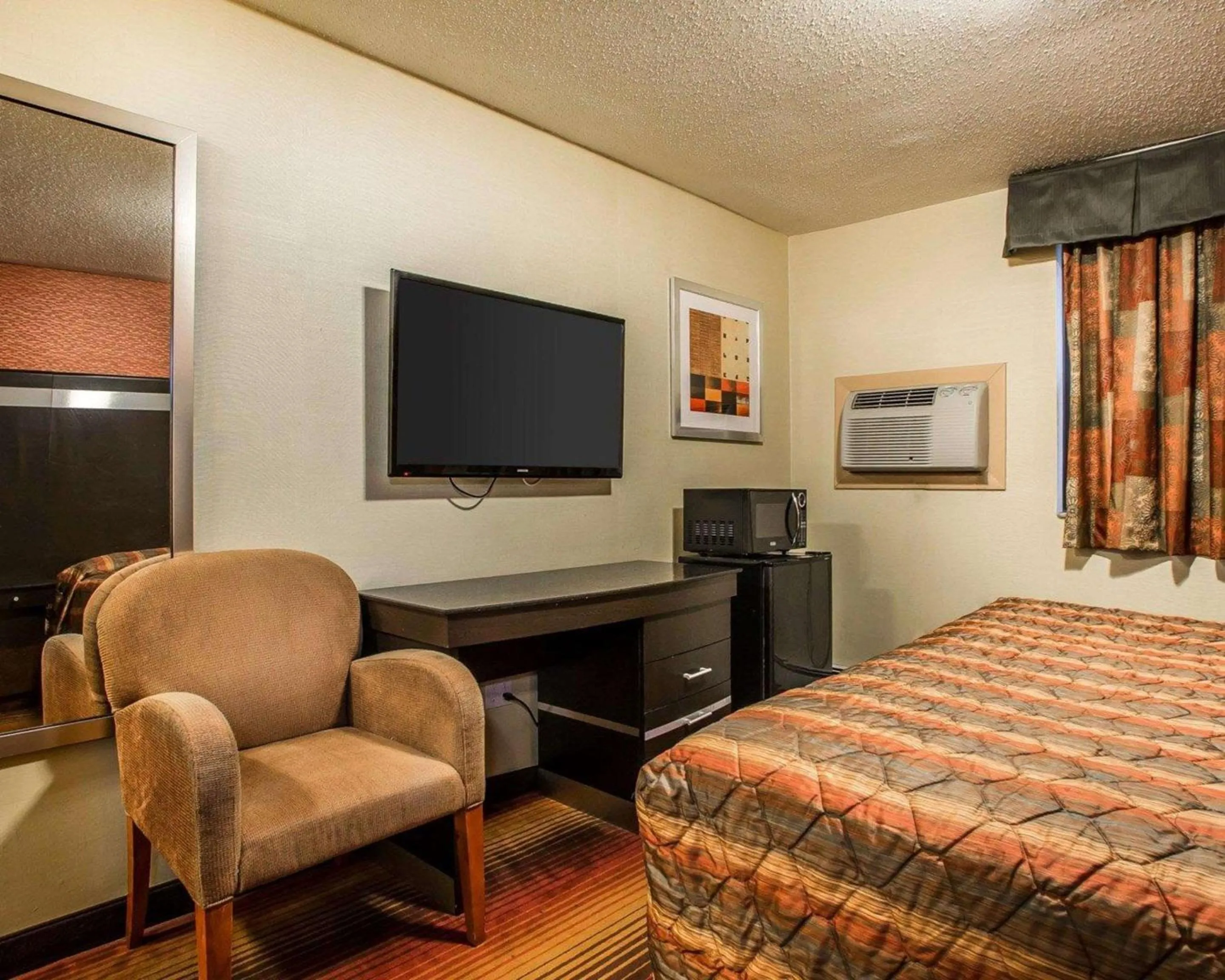 Photo of the whole room, Bed in Rodeway Inn Belleville