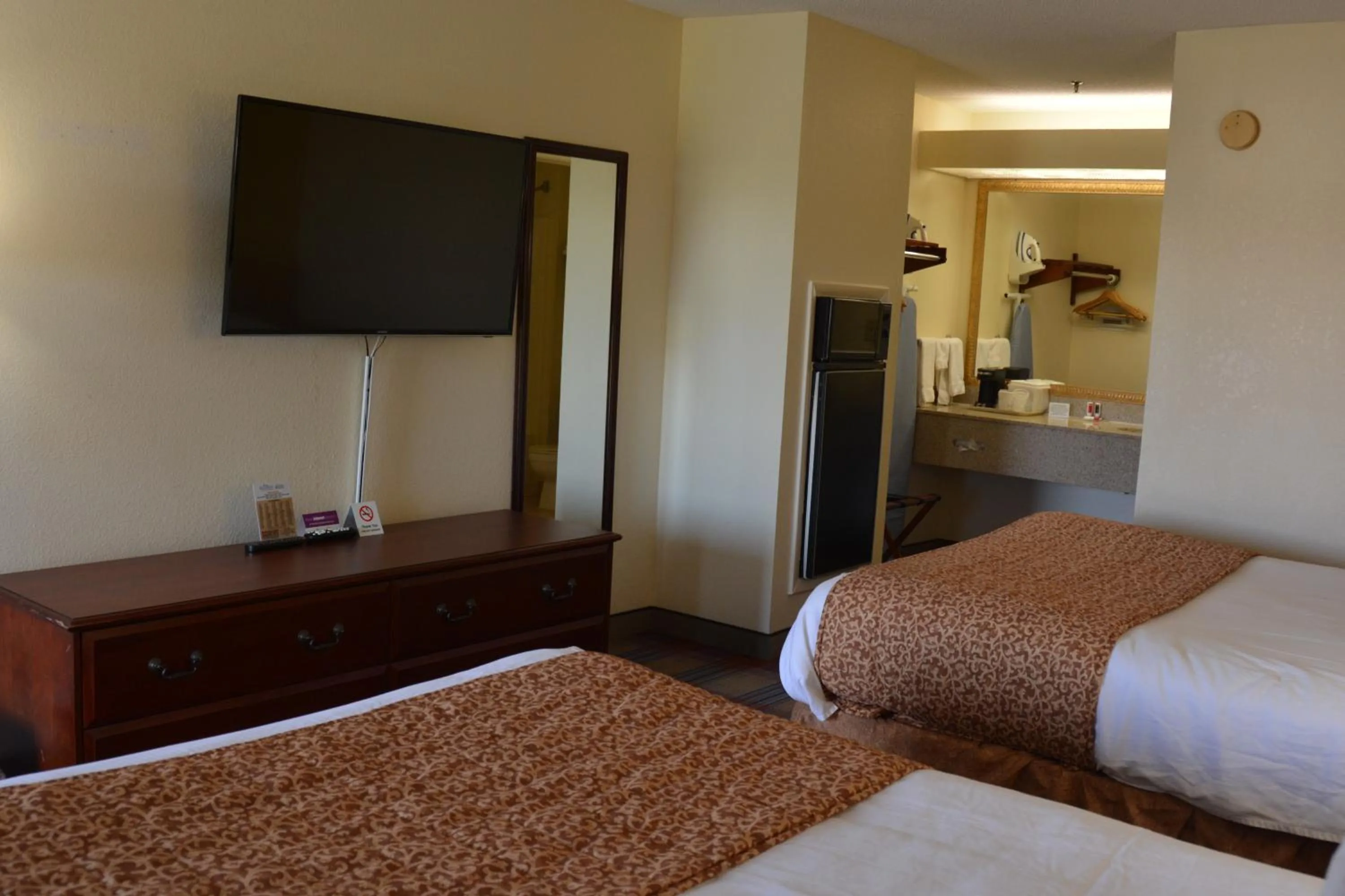 TV and multimedia, Bed in Travelodge by Wyndham Montgomery East