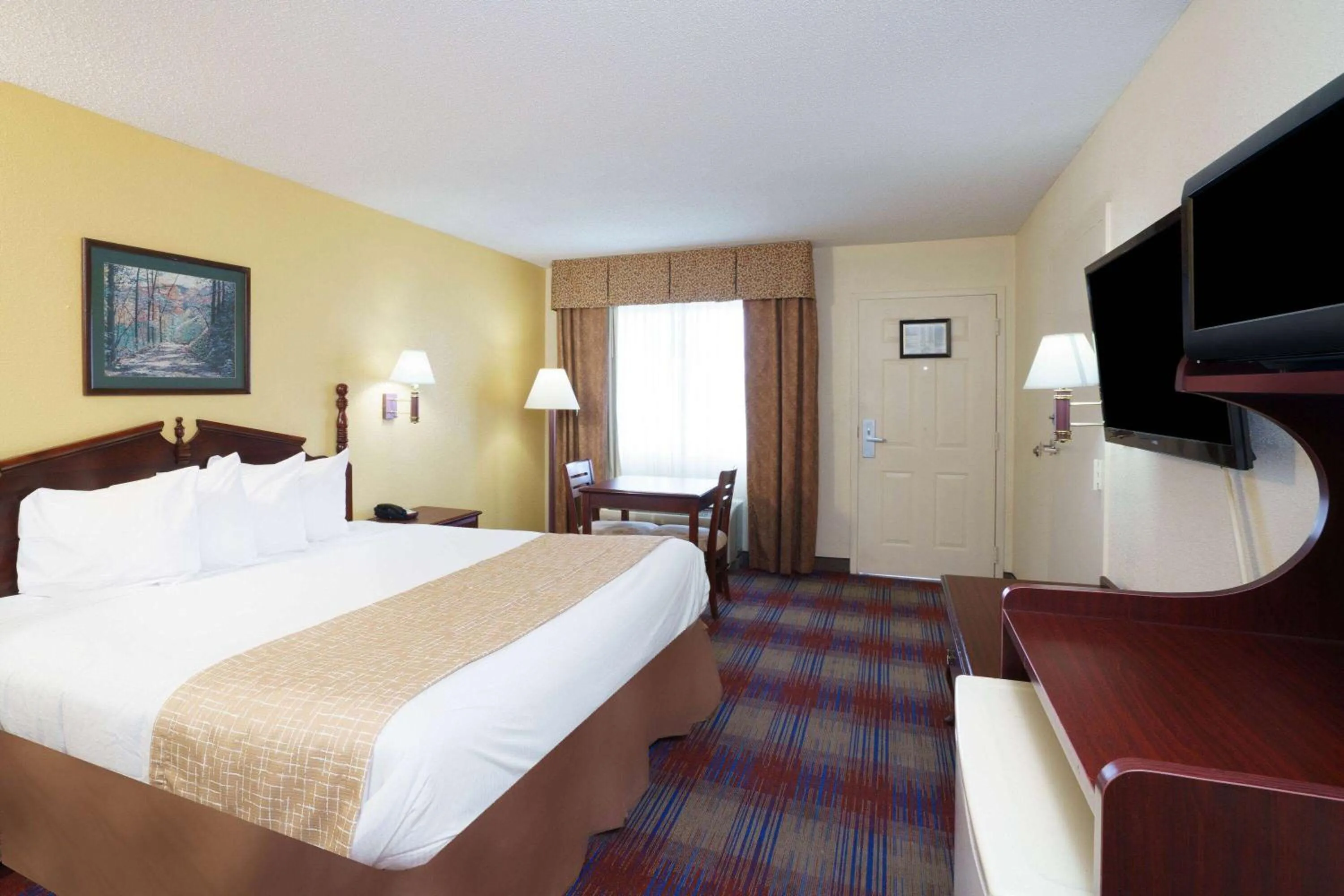 Photo of the whole room, Bed in Travelodge by Wyndham Montgomery East