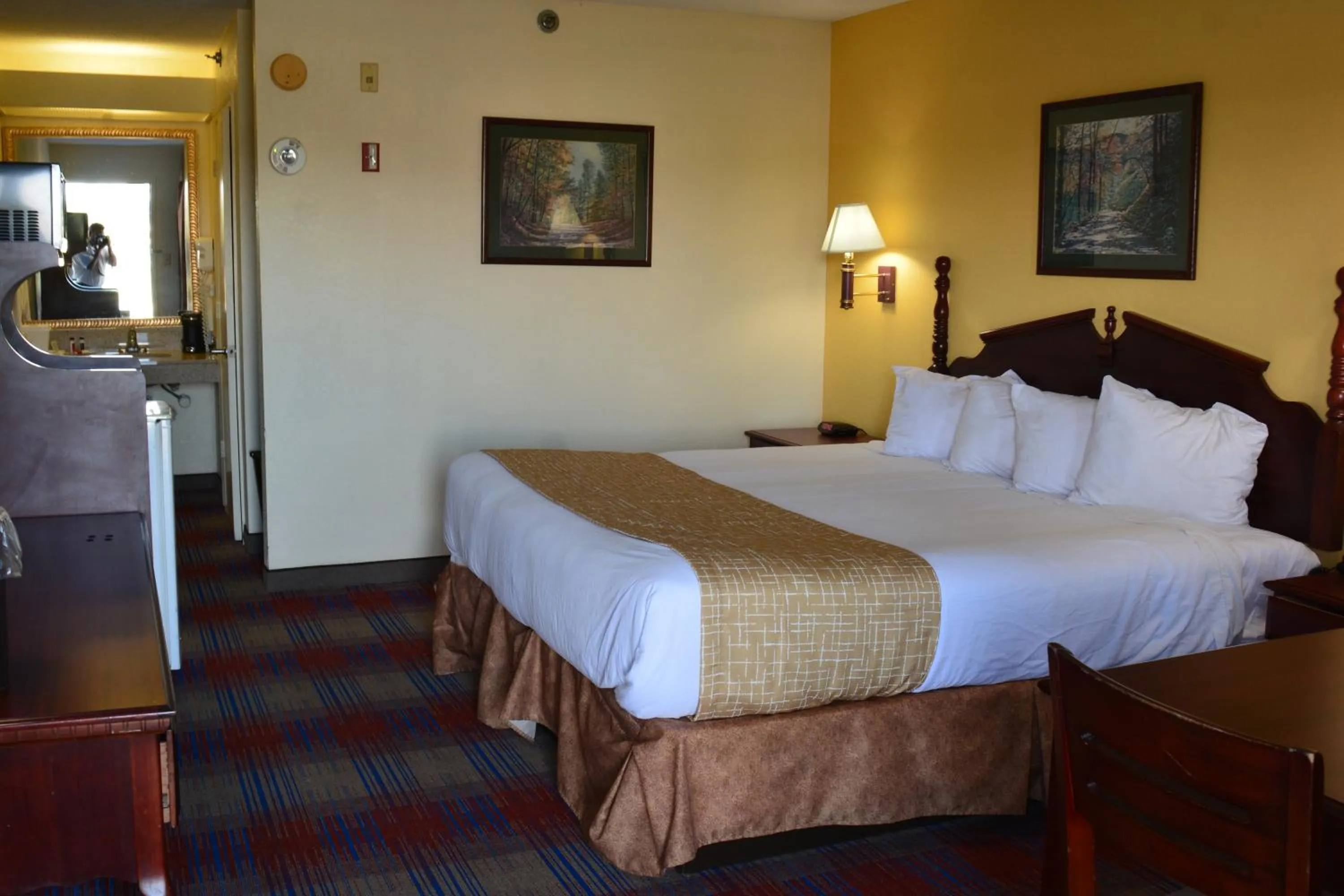 Bedroom, Bed in Travelodge by Wyndham Montgomery East