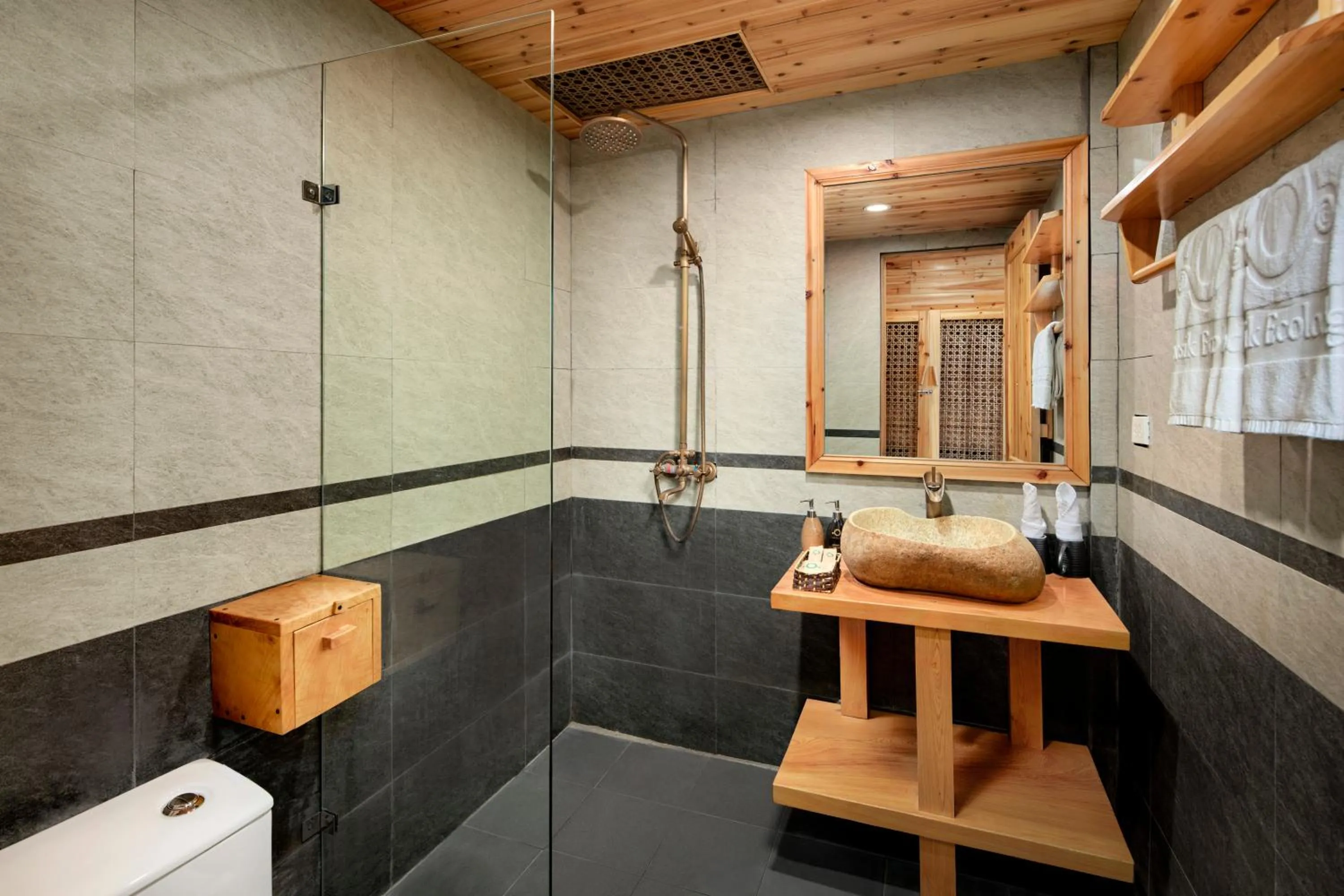 Bathroom in Laxsik Ecolodge