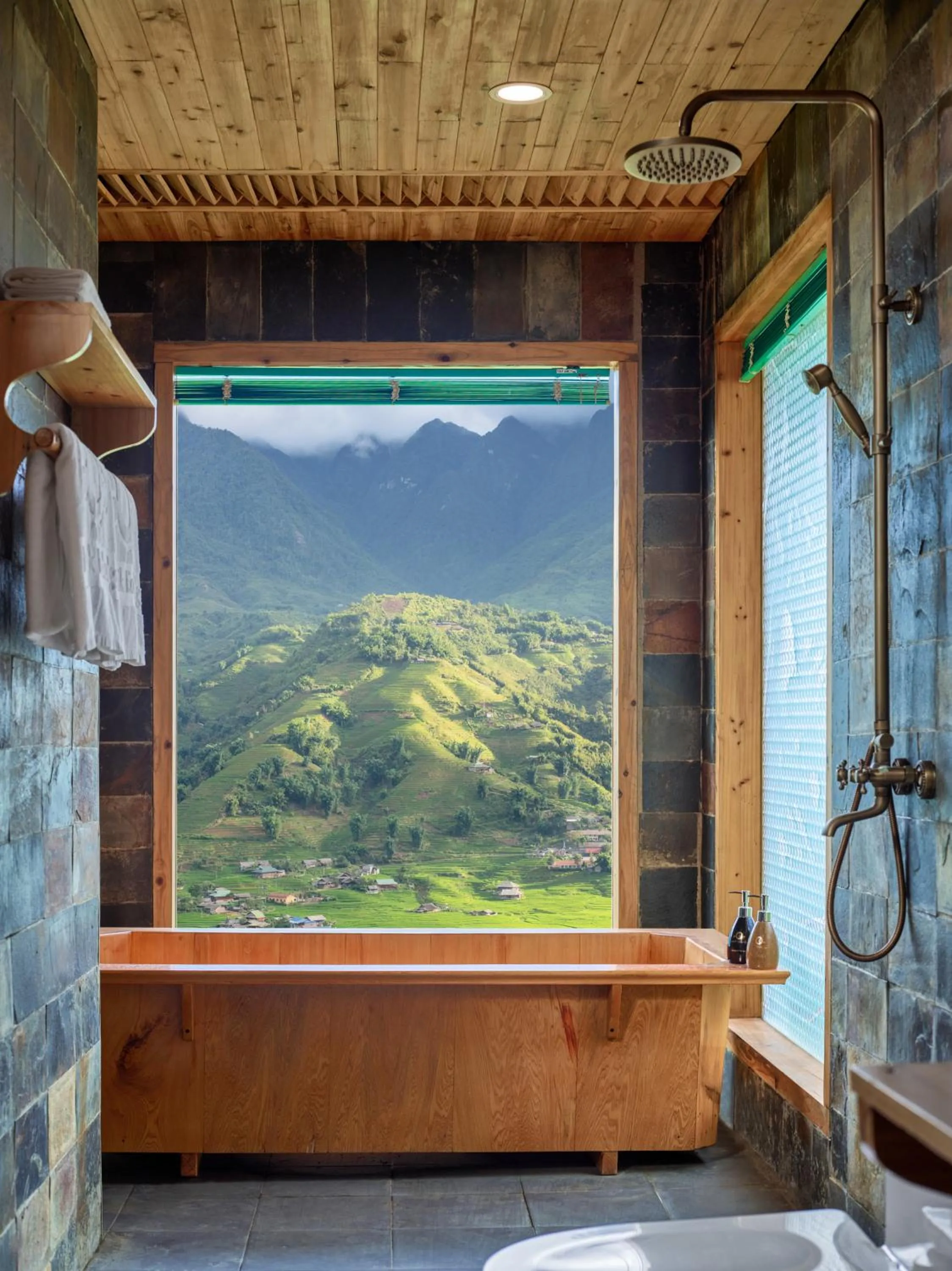 Shower in Laxsik Ecolodge