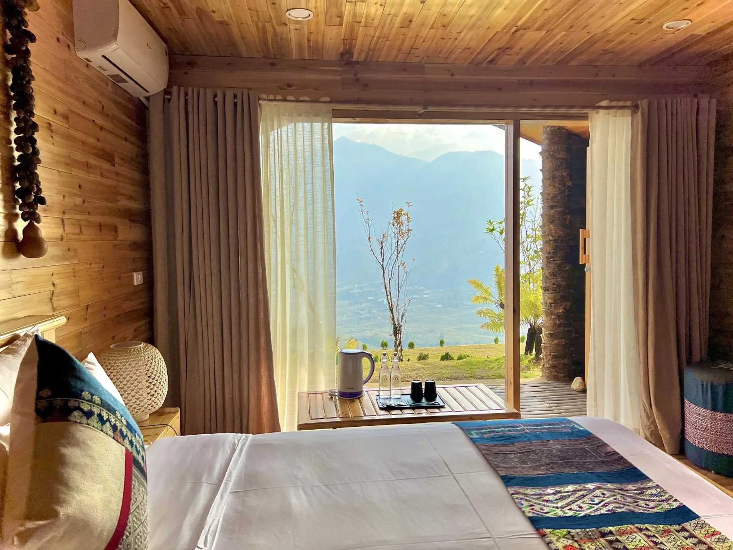 Photo of the whole room, Bed in Laxsik Ecolodge