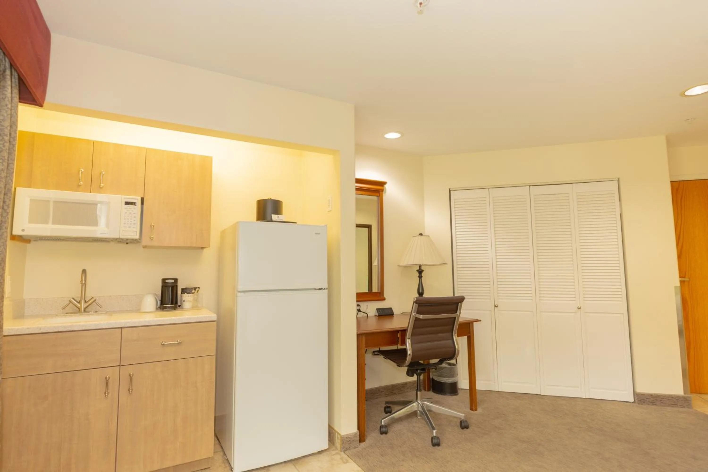 kitchen in Best Western Lodge at River's Edge