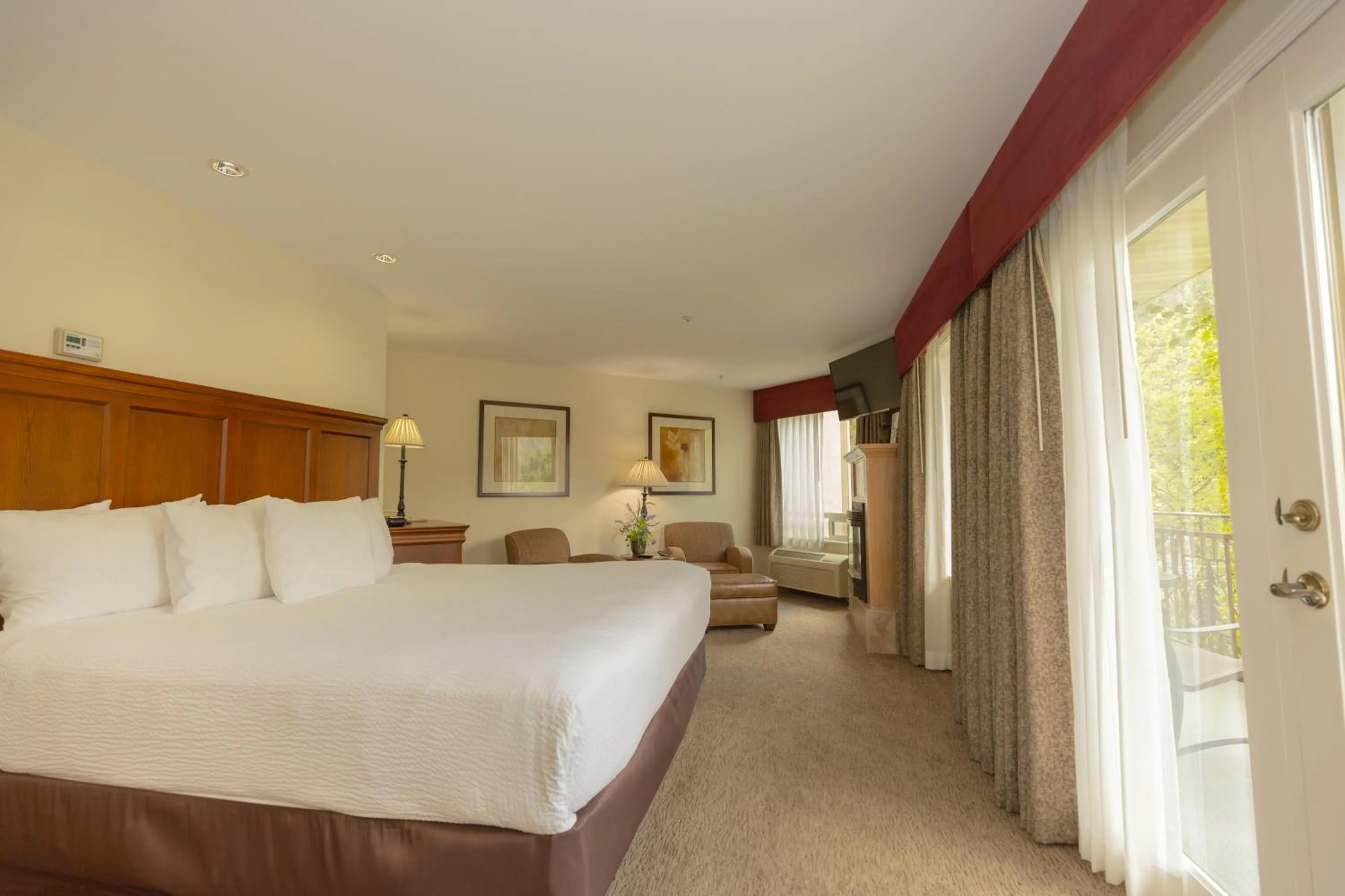 Bed in Best Western Lodge at River's Edge