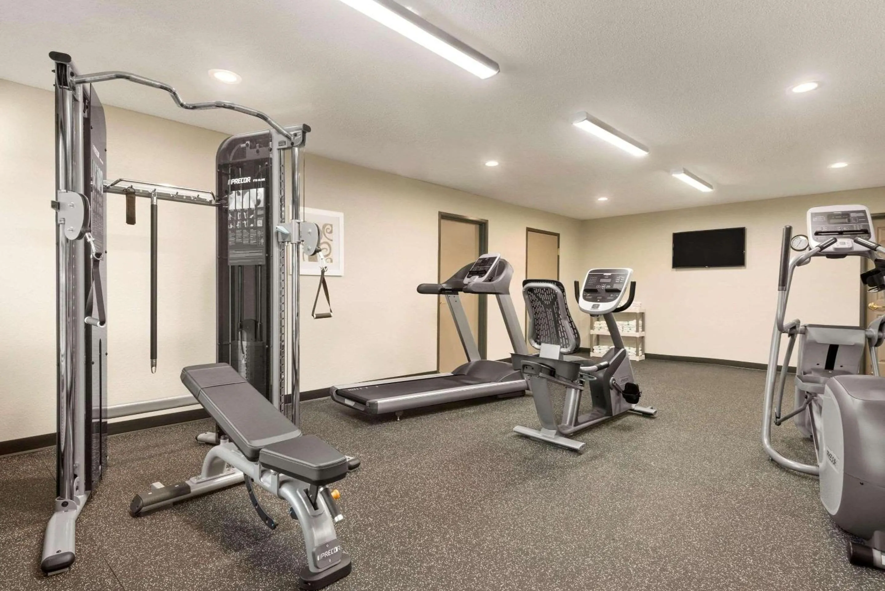 Fitness centre/facilities in Country Inn & Suites by Radisson, Platteville, WI
