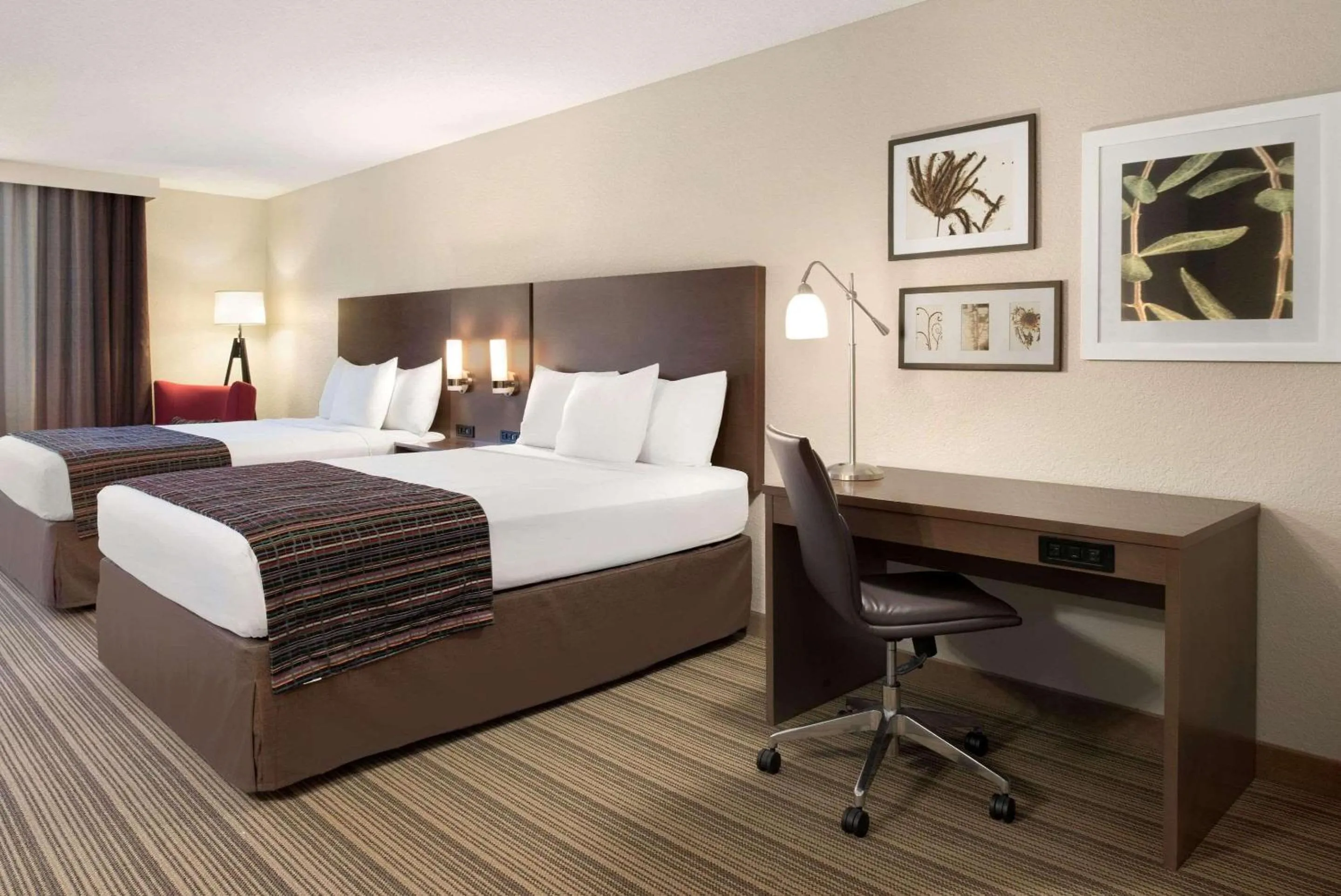 Bedroom, Bed in Country Inn & Suites by Radisson, Platteville, WI