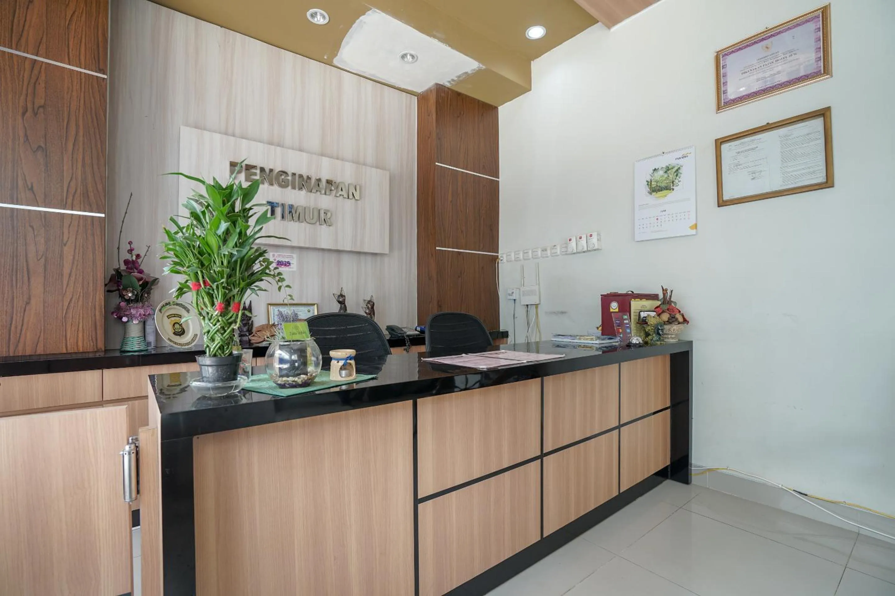 Lobby or reception in RedDoorz Plus near Palembang Airport 3