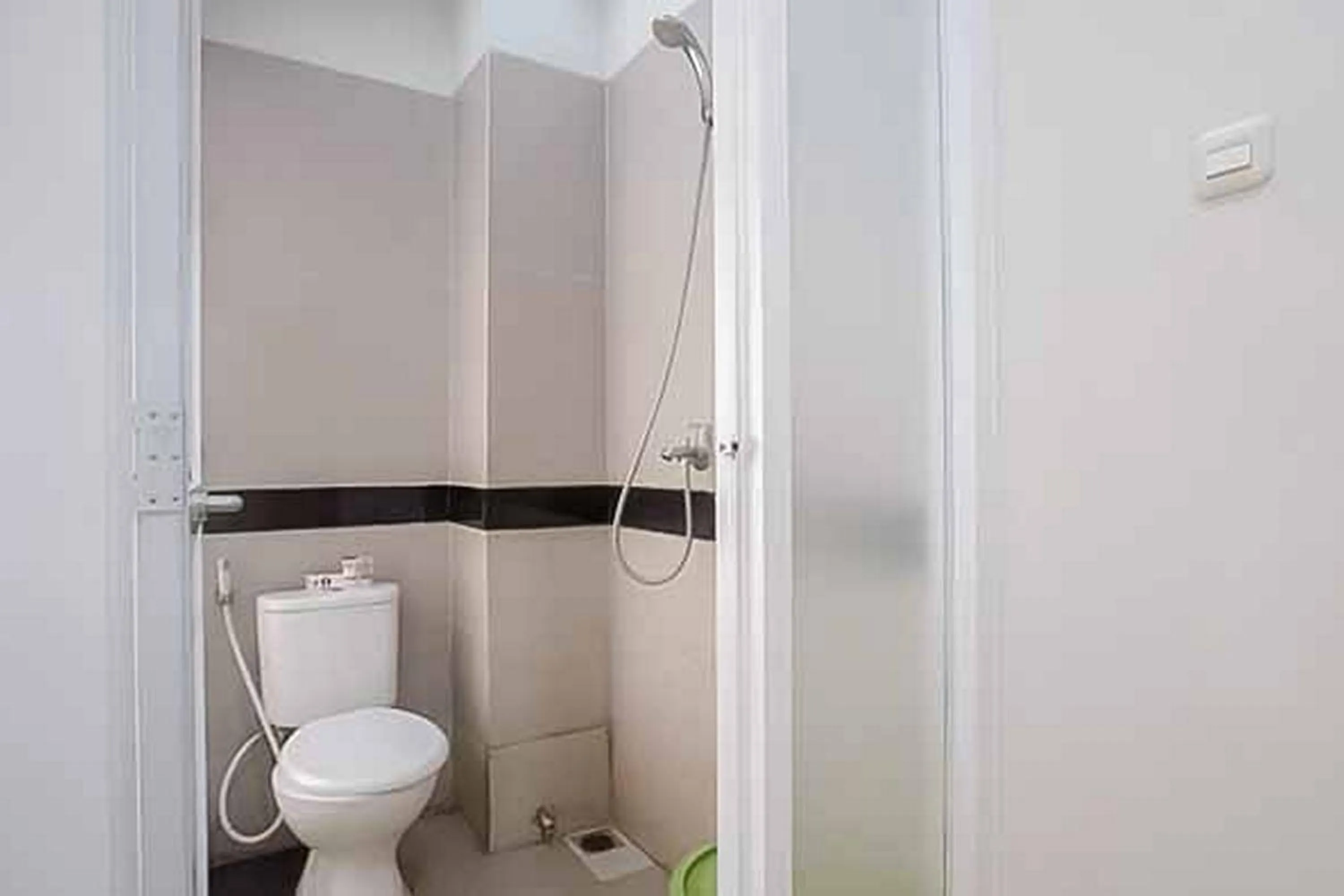 Bathroom in RedDoorz Plus near Palembang Airport 3