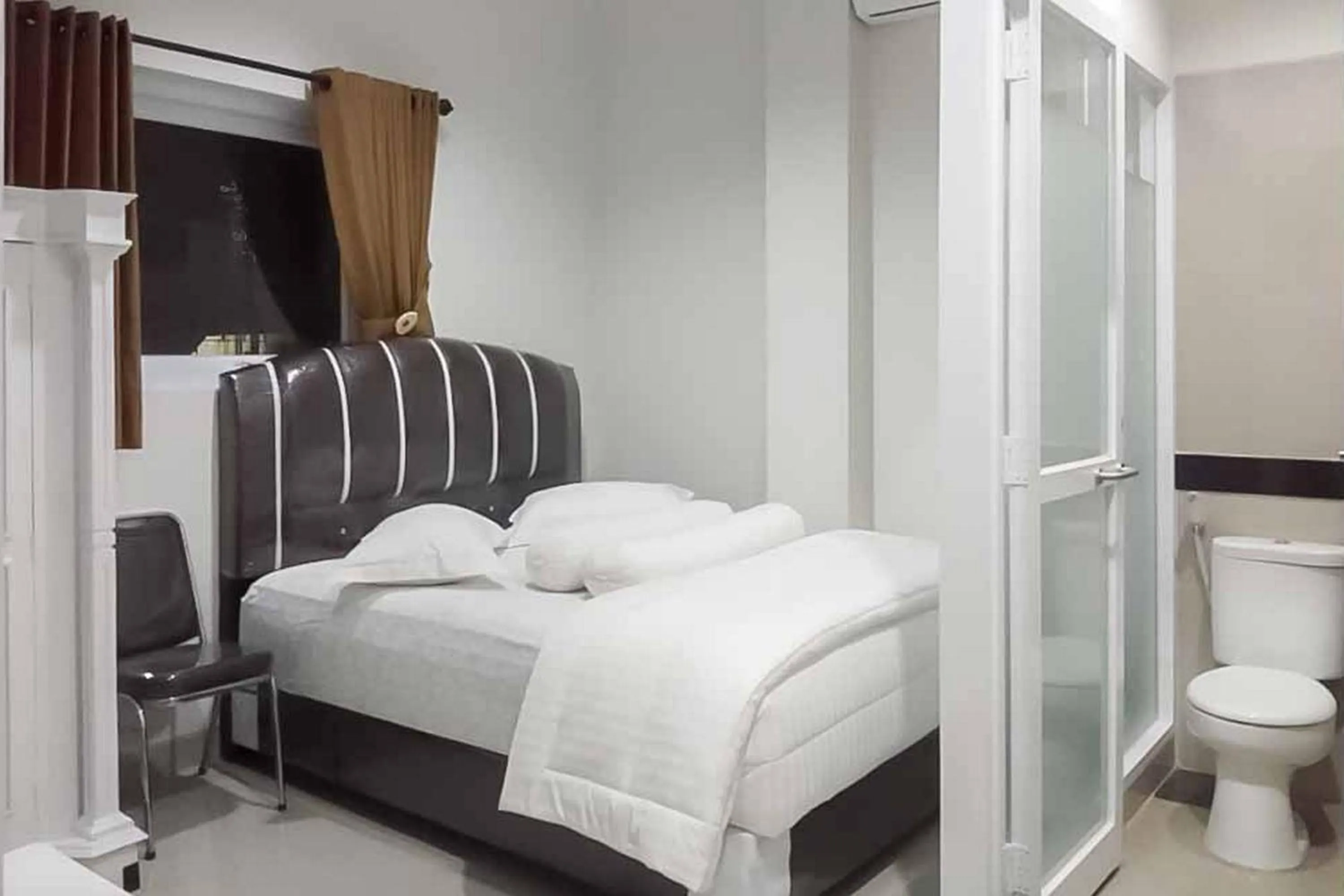 Bed in RedDoorz Plus near Palembang Airport 3