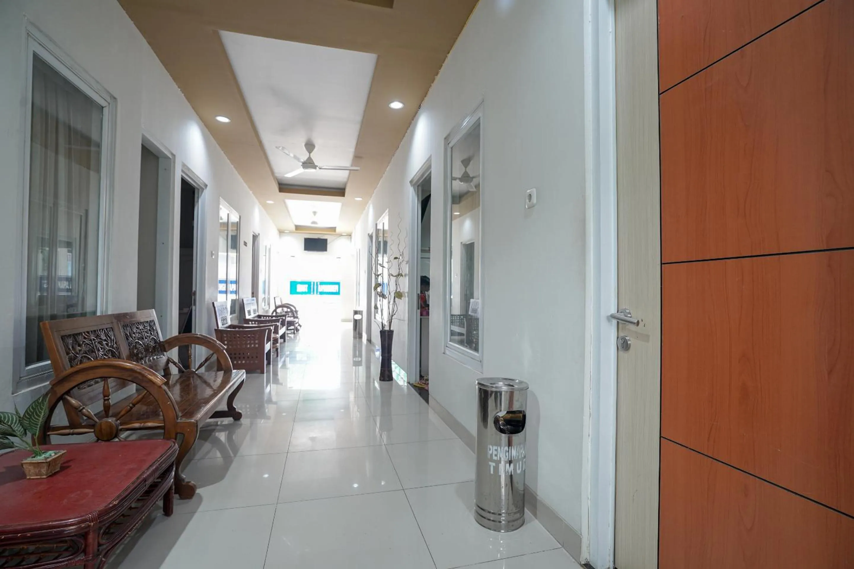 Lobby or reception in RedDoorz Plus near Palembang Airport 3