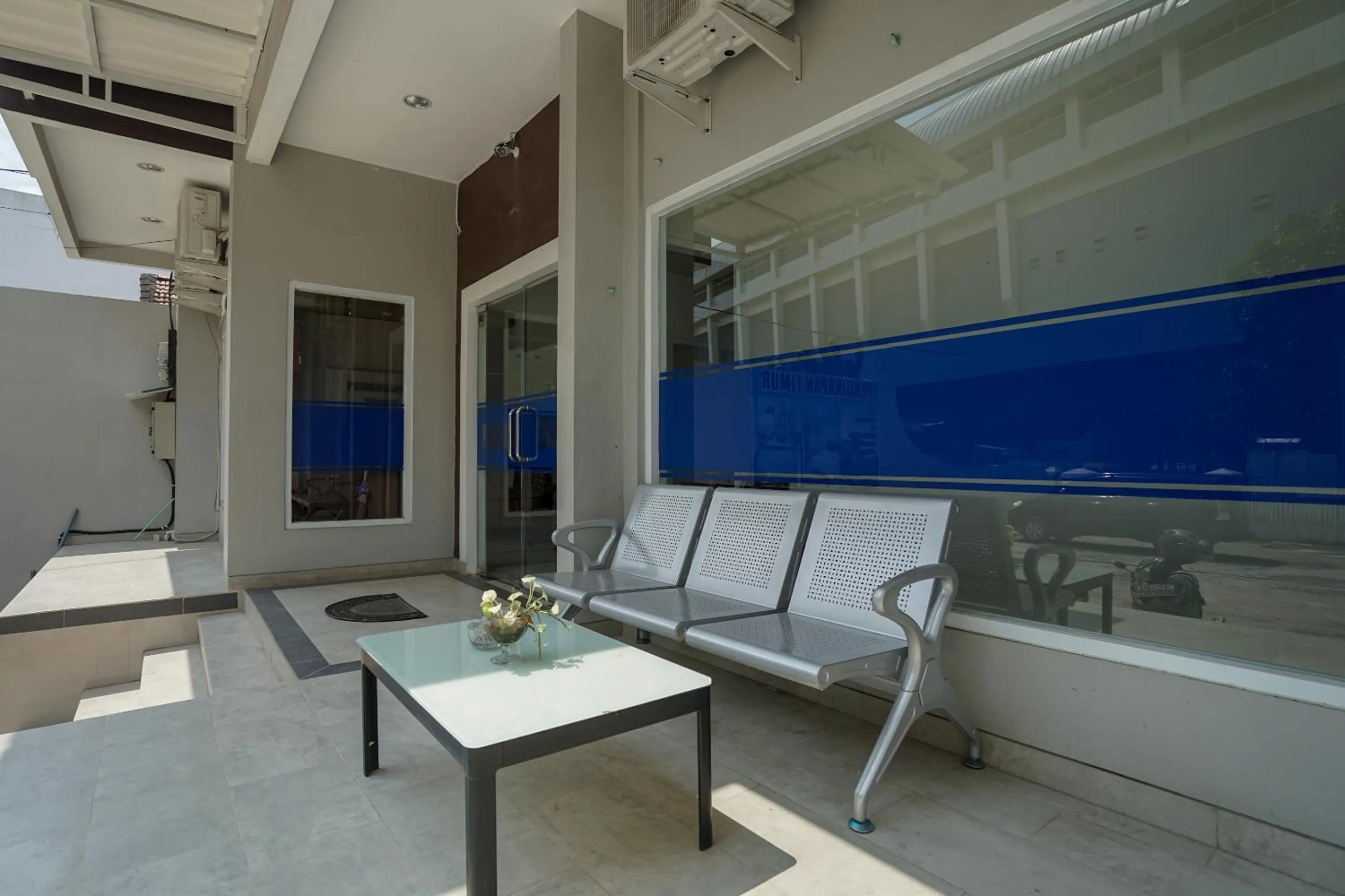 Lobby or reception in RedDoorz Plus near Palembang Airport 3