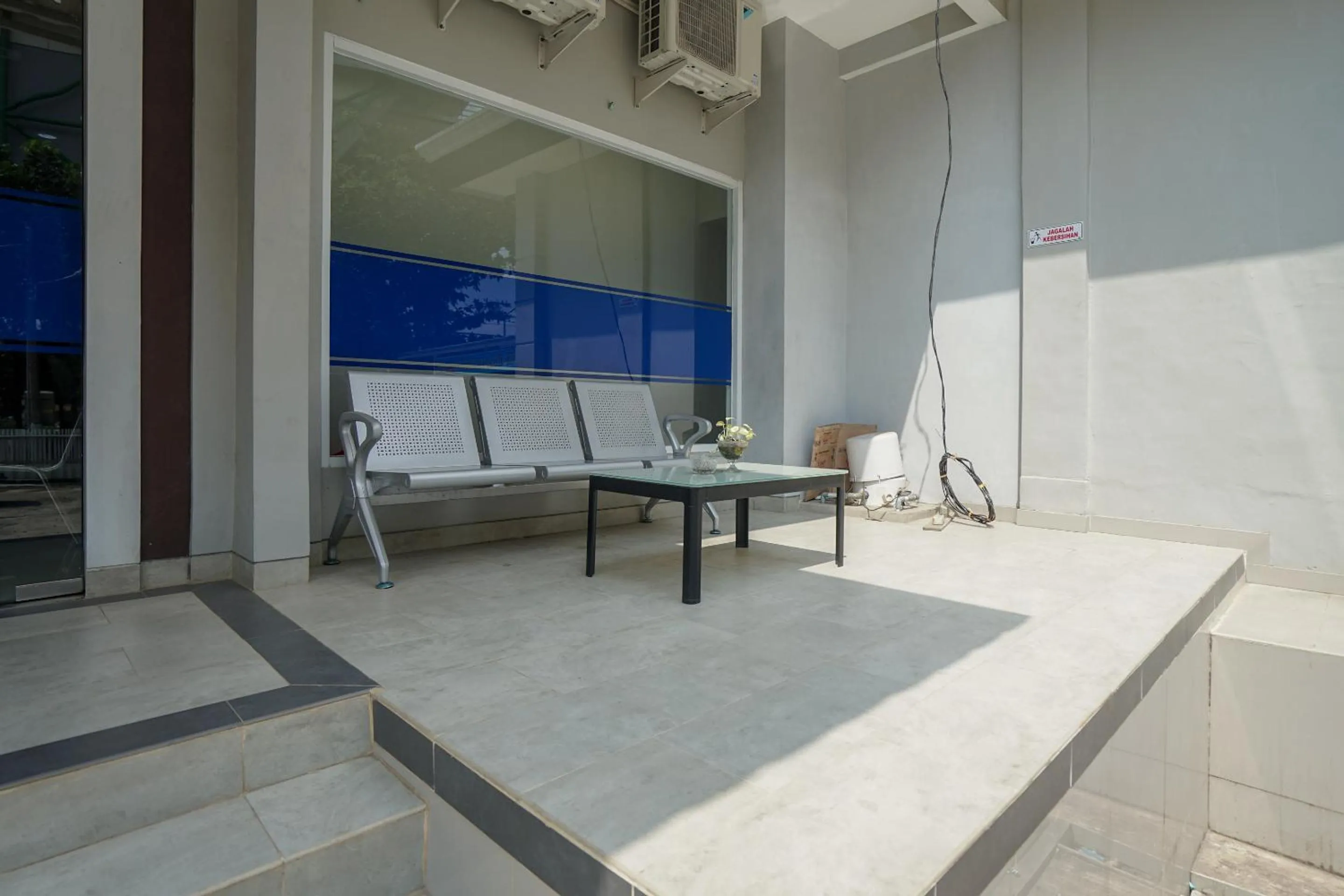 Seating area in RedDoorz Plus near Palembang Airport 3