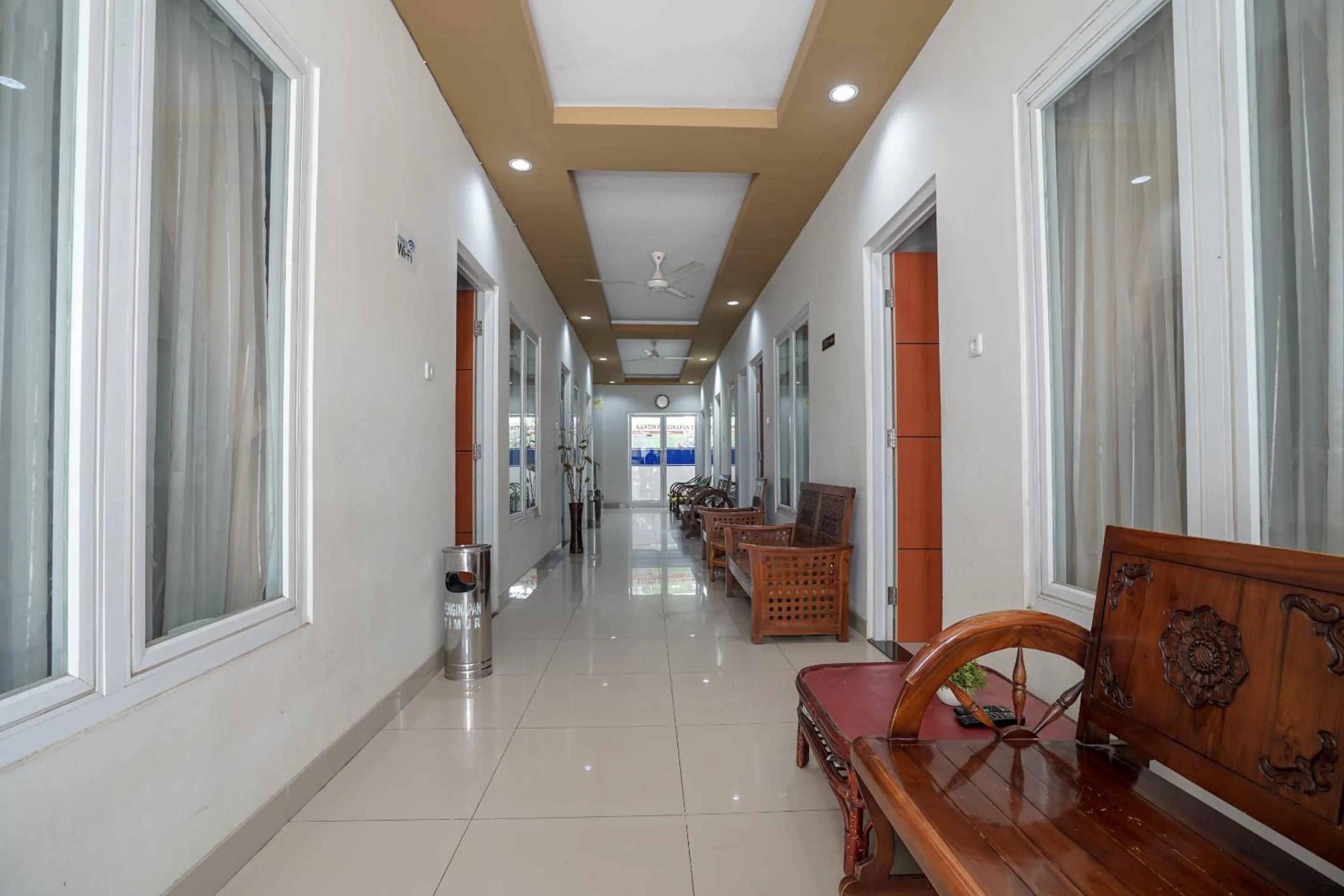 Lobby or reception in RedDoorz Plus near Palembang Airport 3