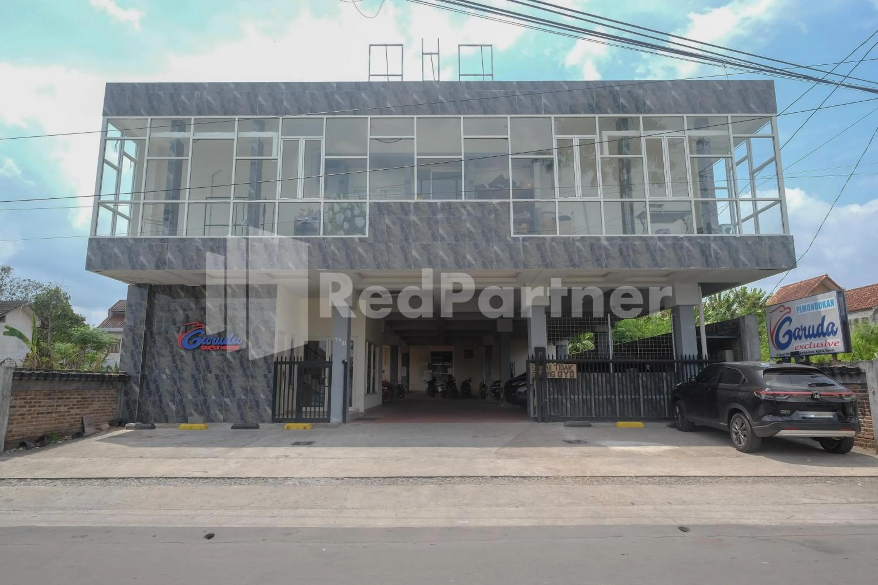 Property building in Garuda Guesthouse Yogyakarta RedPartner