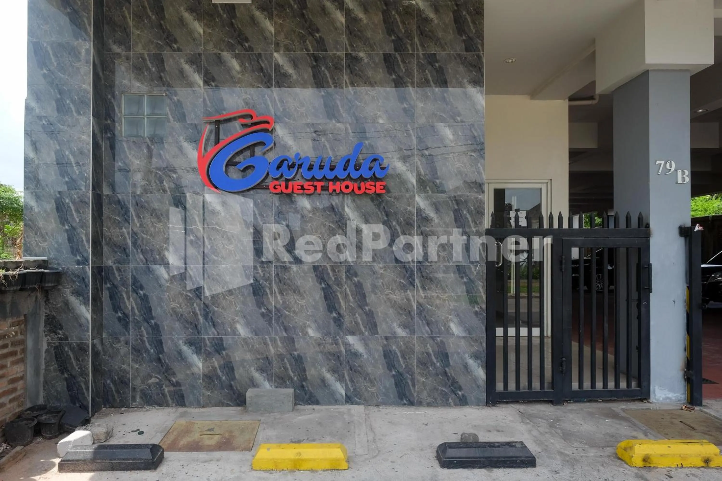 Property building in Garuda Guesthouse Yogyakarta RedPartner