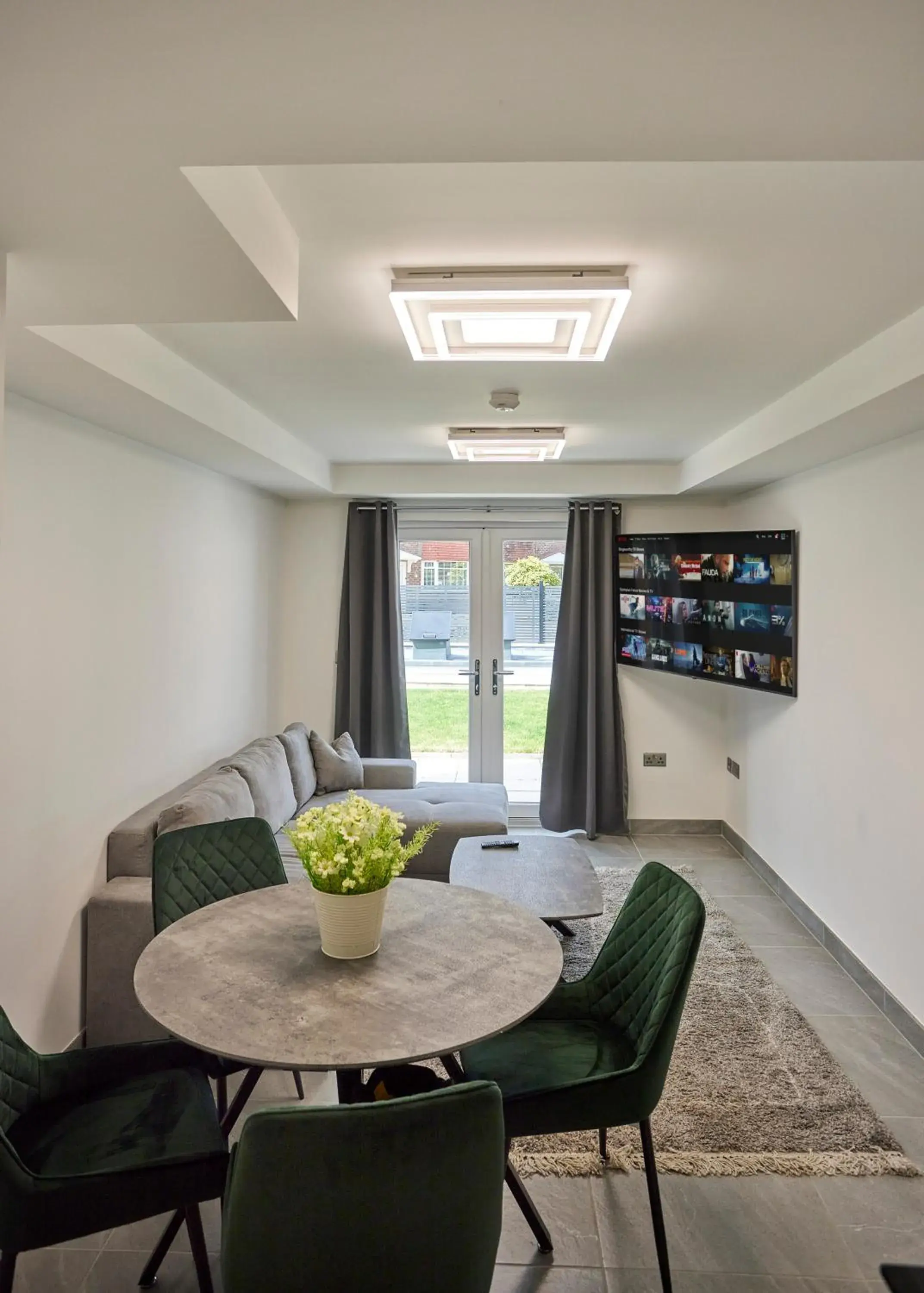 Three-Bedroom Deluxe Apartment in The Ashcroft Studios & Apartments with Free Parking Three-Bedroom Deluxe Apartment in The Ashcroft Studios & Apartments with Free Parking