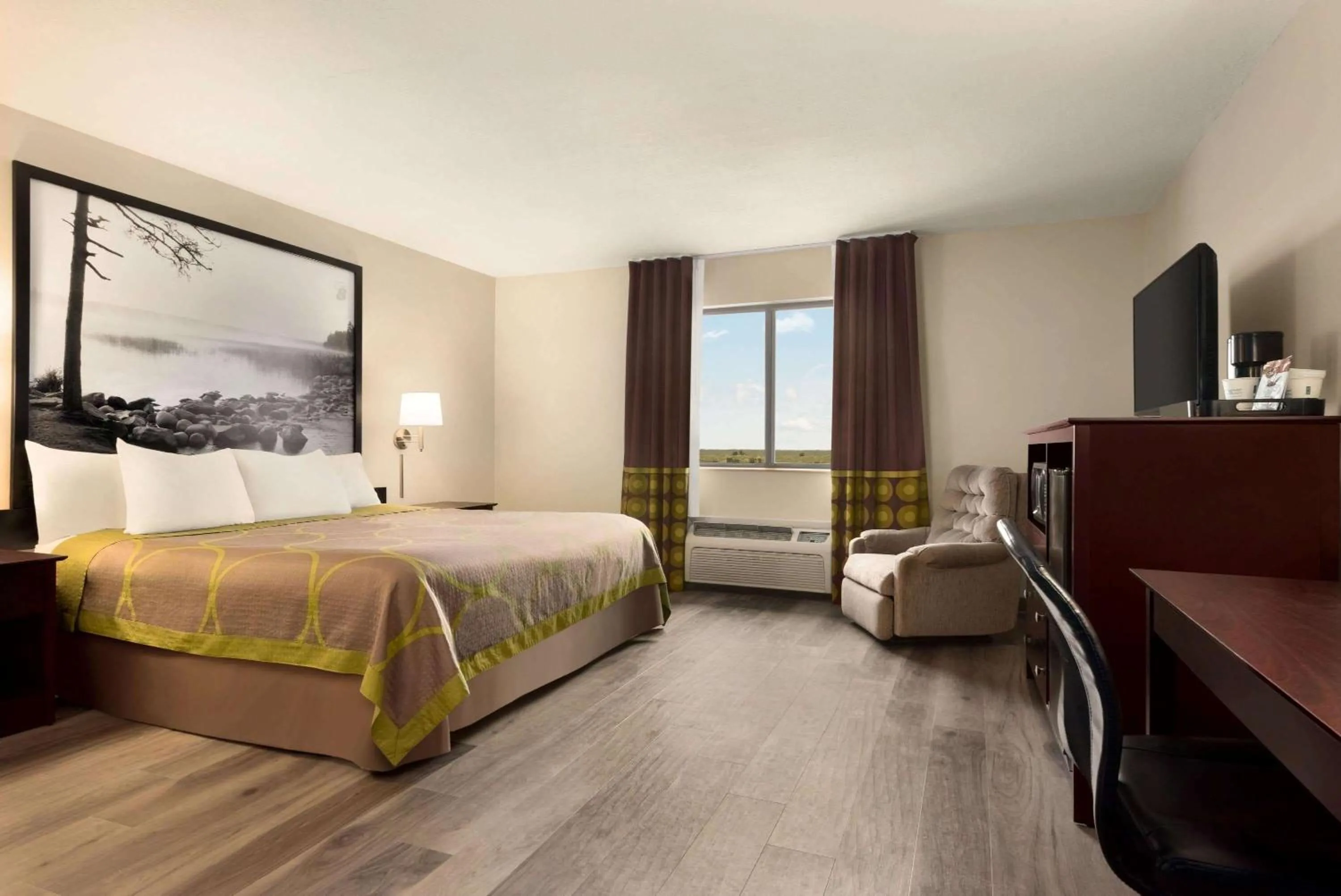 Photo of the whole room, Bed in Super 8 by Wyndham Bethany MO