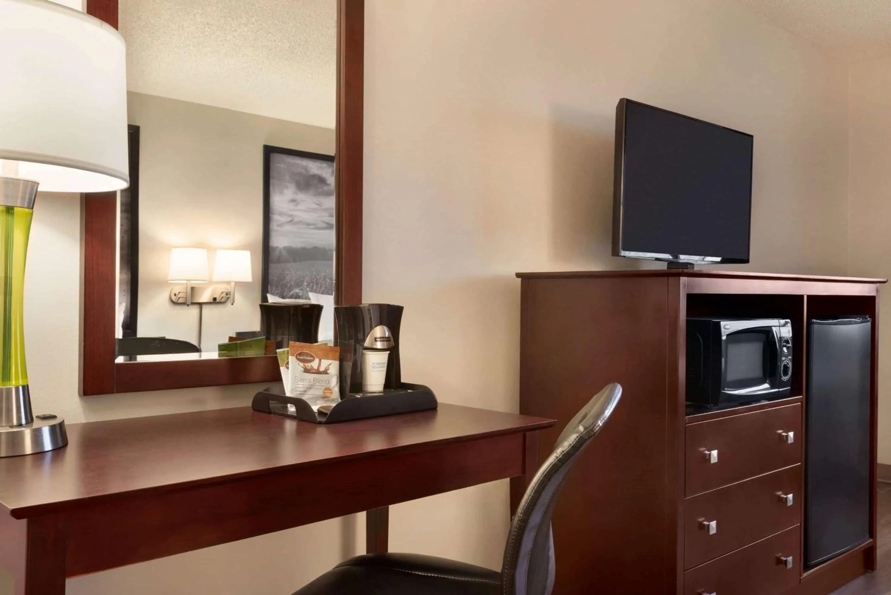 Photo of the whole room in Super 8 by Wyndham Bethany MO