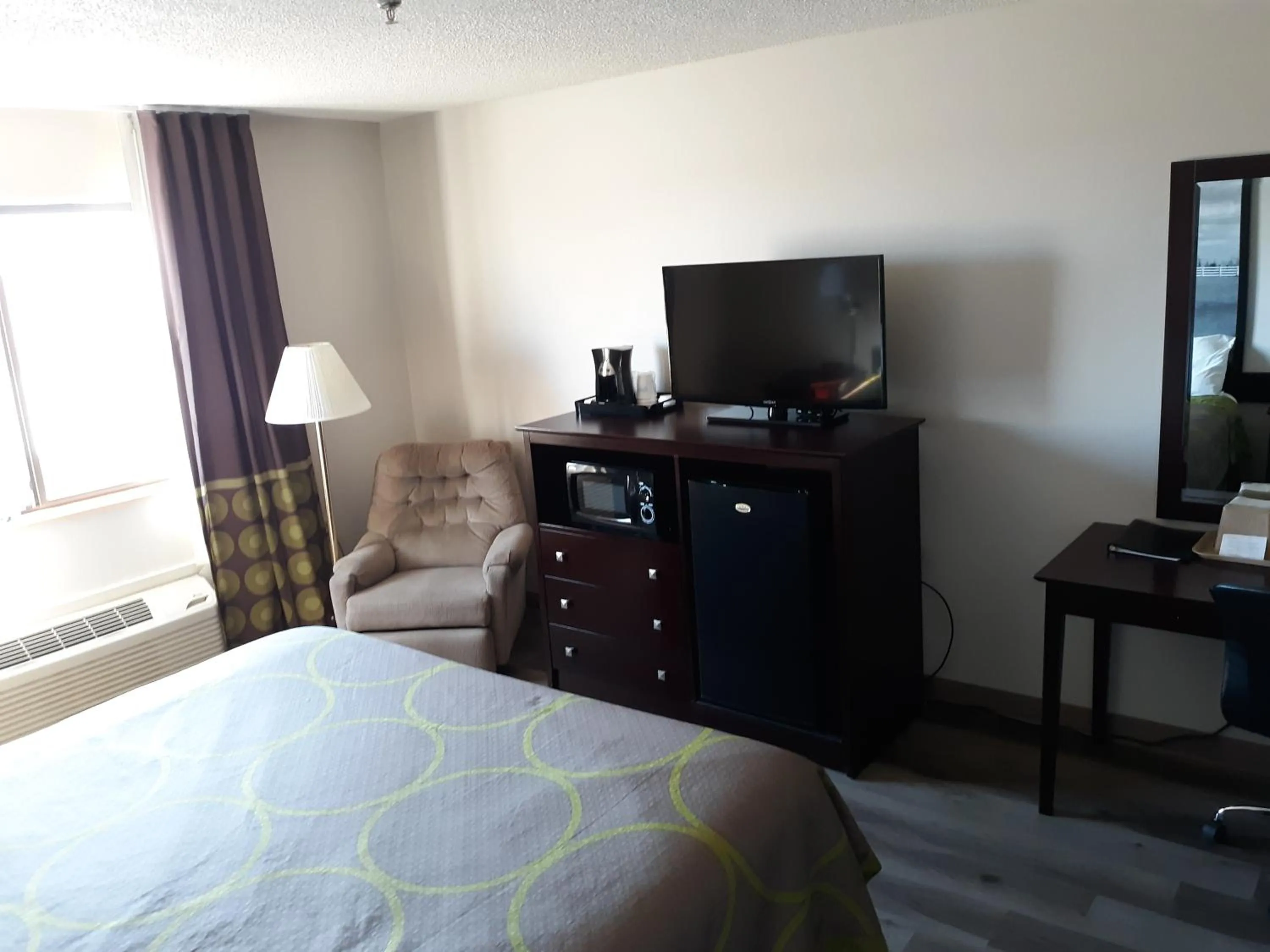 Bedroom, Bed in Super 8 by Wyndham Bethany MO