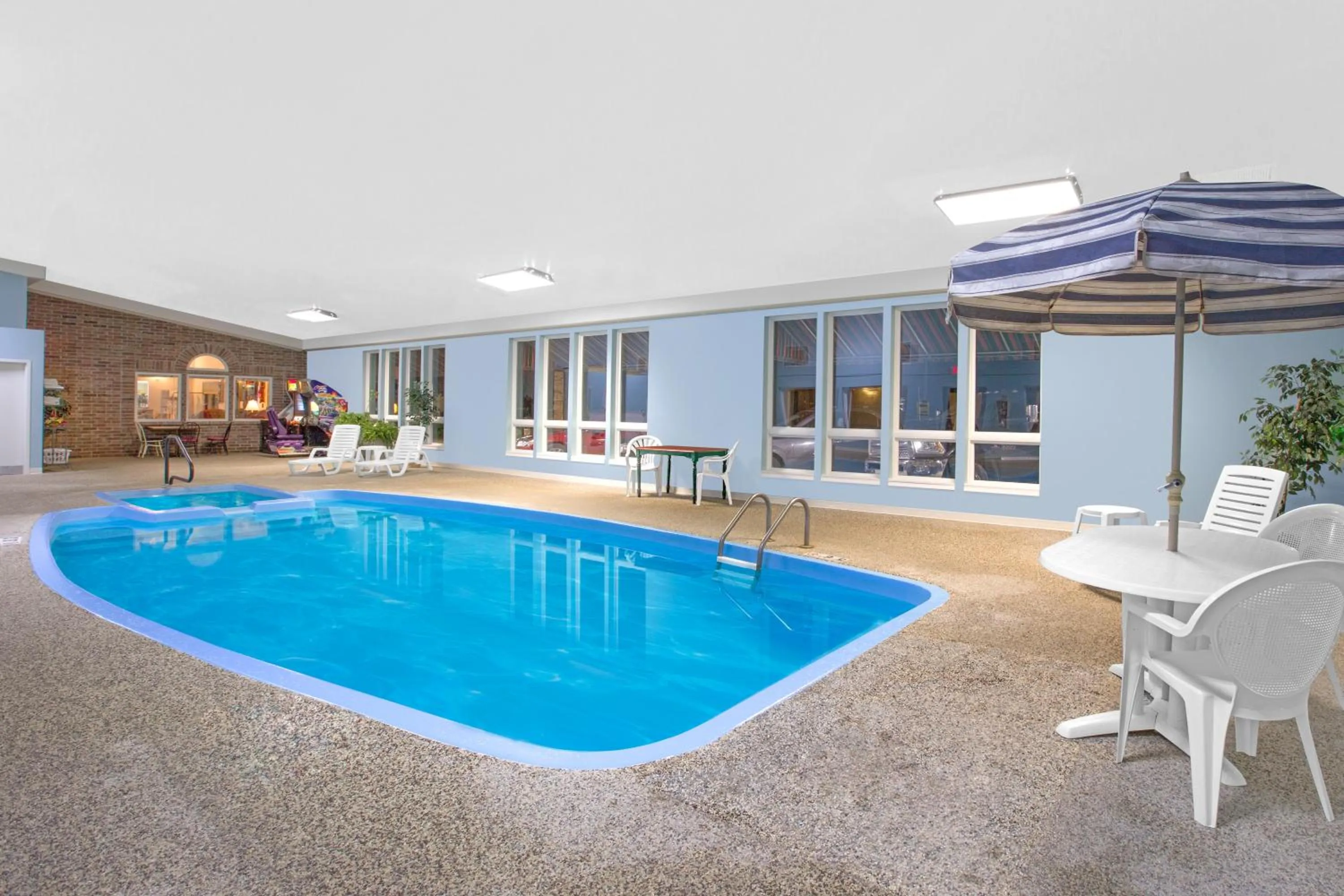 Swimming pool in Super 8 by Wyndham Bethany MO