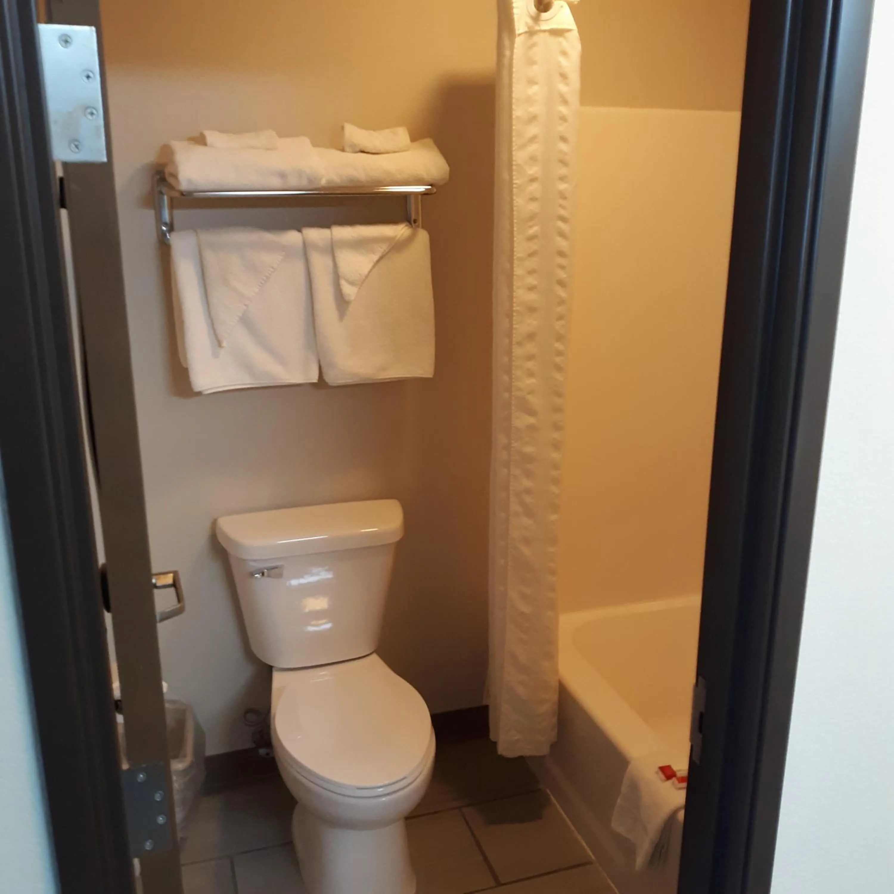 Bathroom in Super 8 by Wyndham Bethany MO