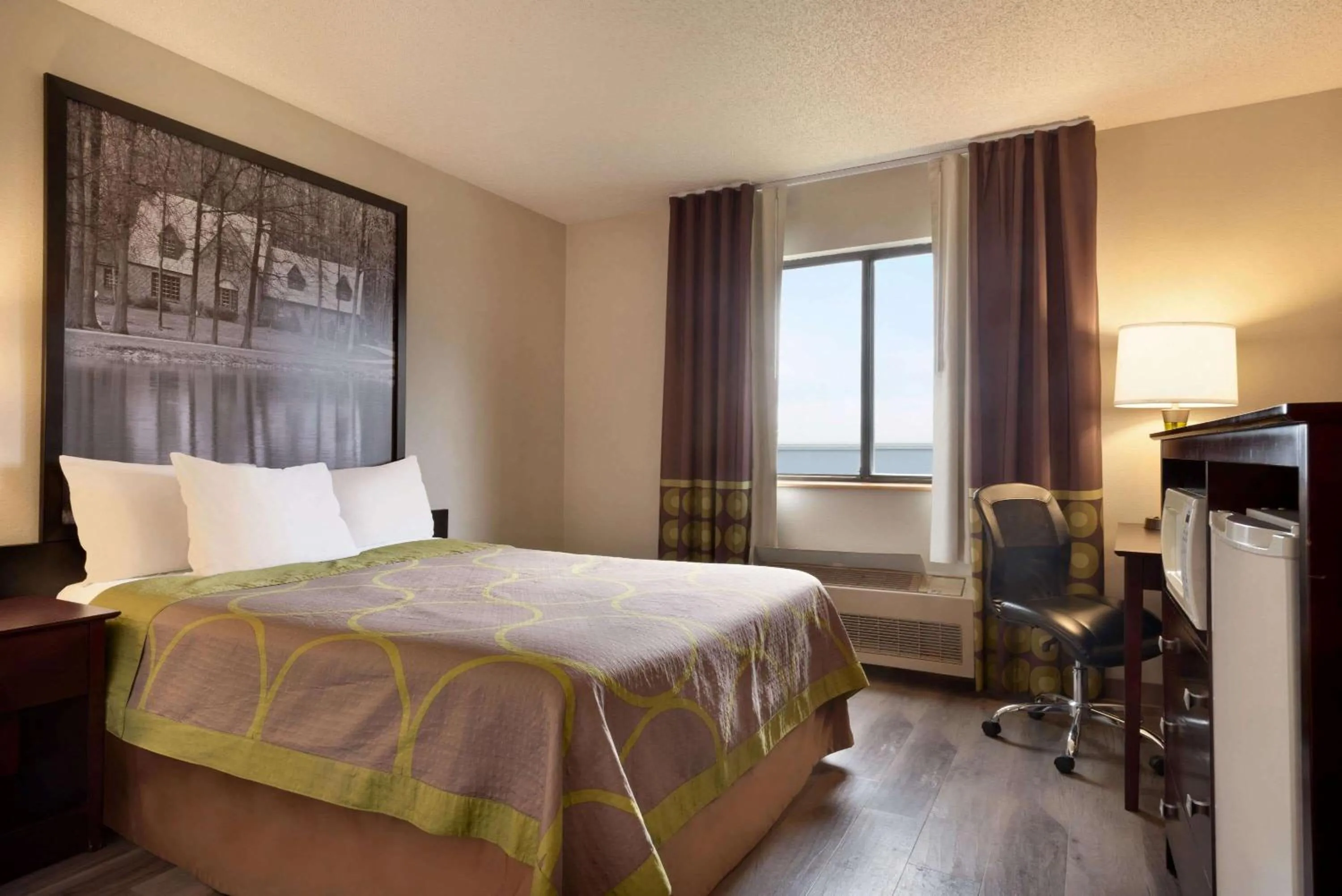 Photo of the whole room, Bed in Super 8 by Wyndham Bethany MO