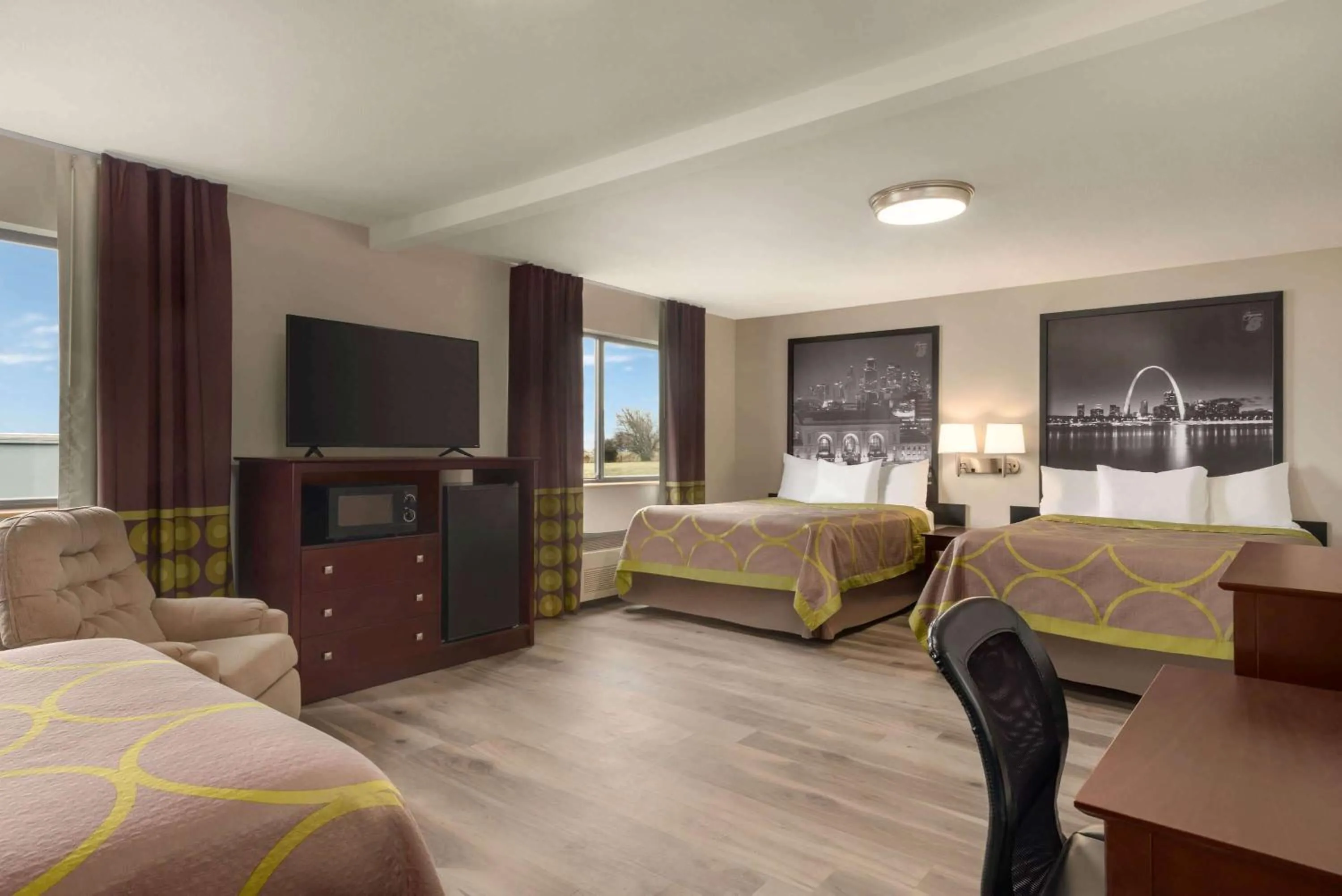 Photo of the whole room, Bed in Super 8 by Wyndham Bethany MO