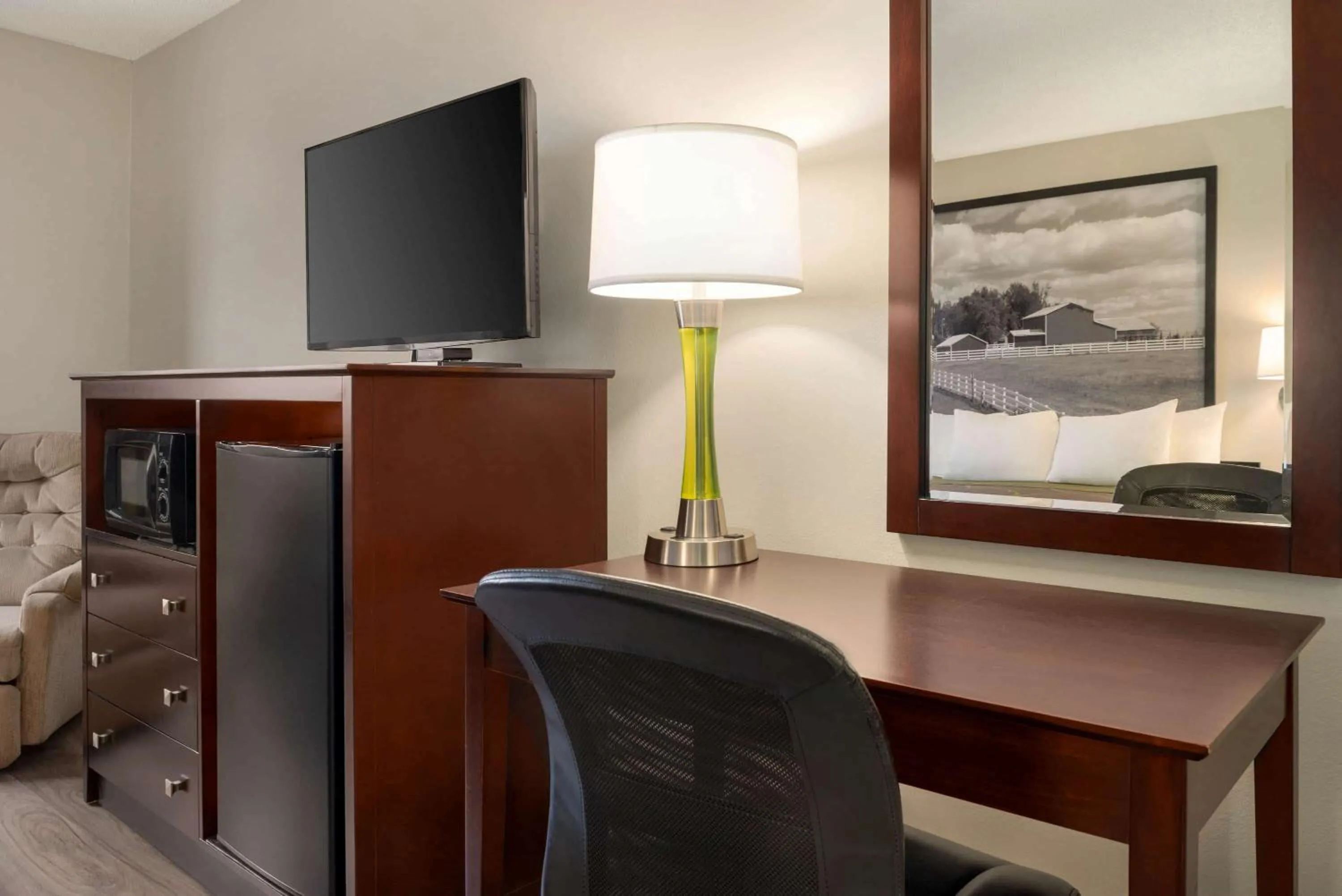 Photo of the whole room in Super 8 by Wyndham Bethany MO