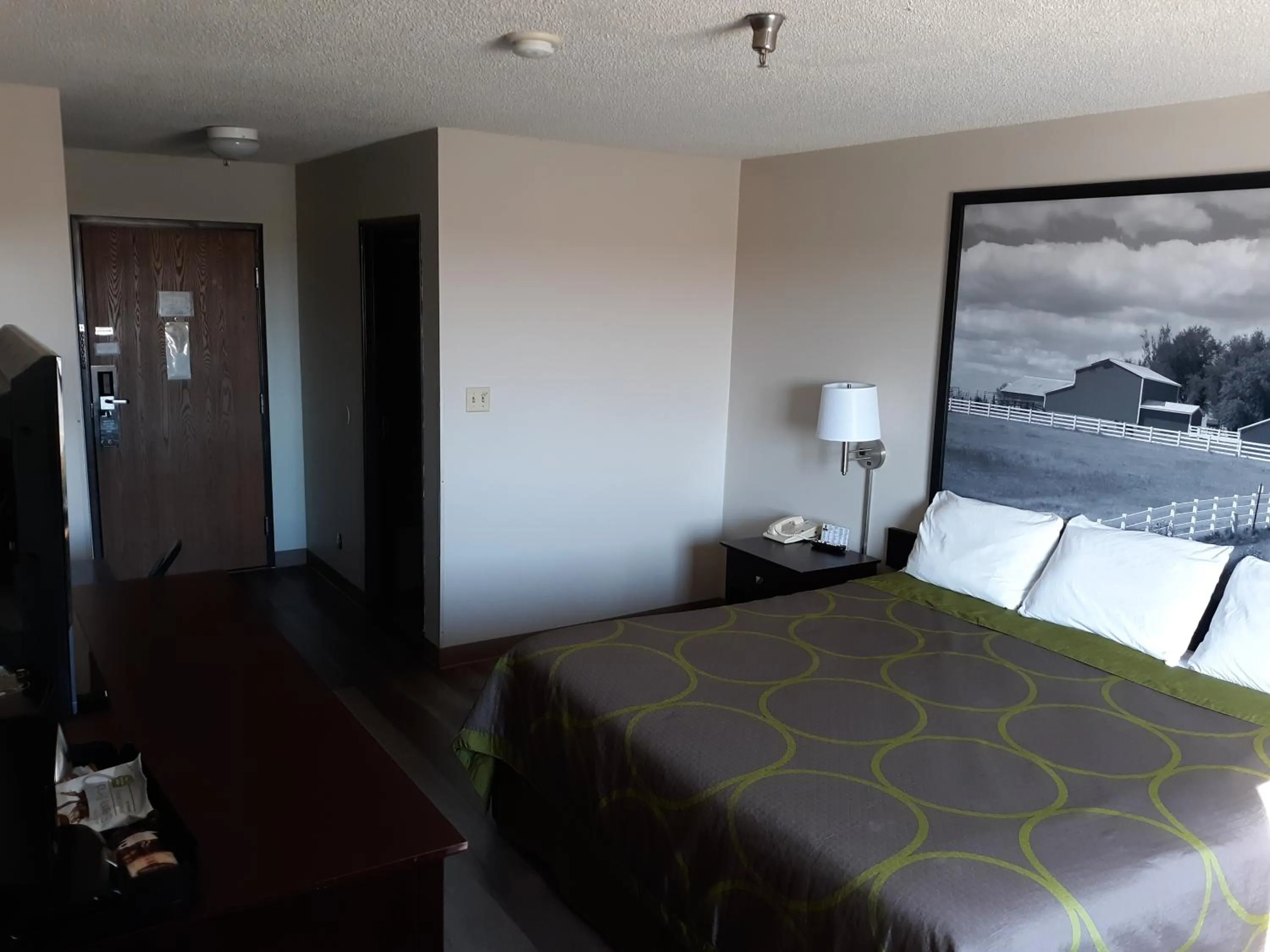 Bedroom, Bed in Super 8 by Wyndham Bethany MO