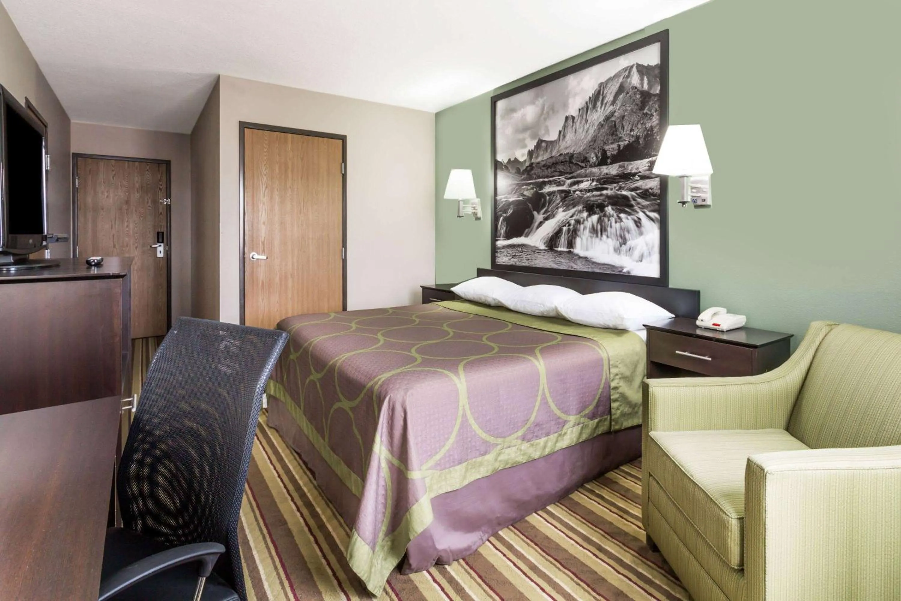 Photo of the whole room, Bed in Super 8 by Wyndham Rock Springs