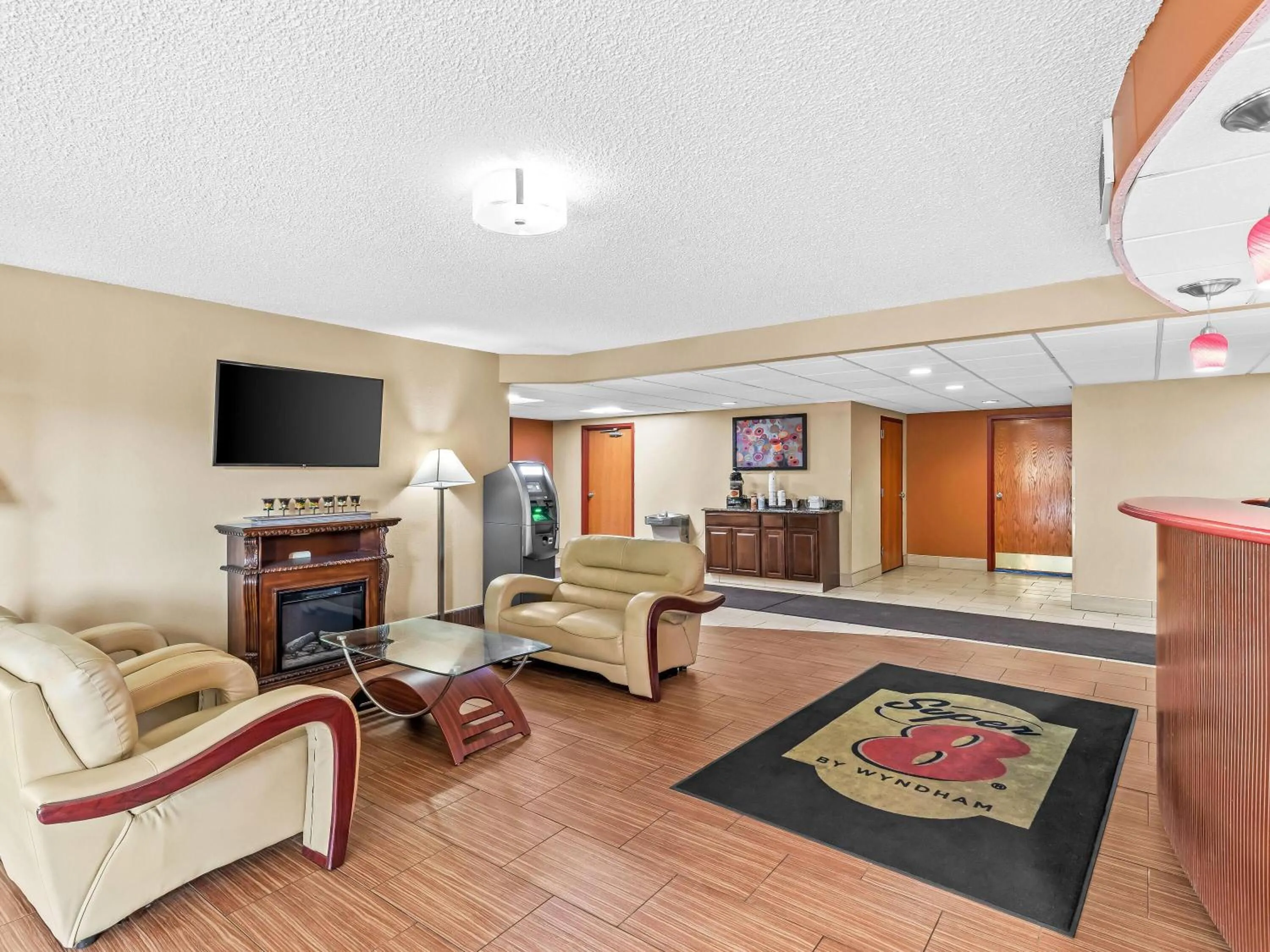Lobby or reception in Super 8 by Wyndham Sturtevant Racine