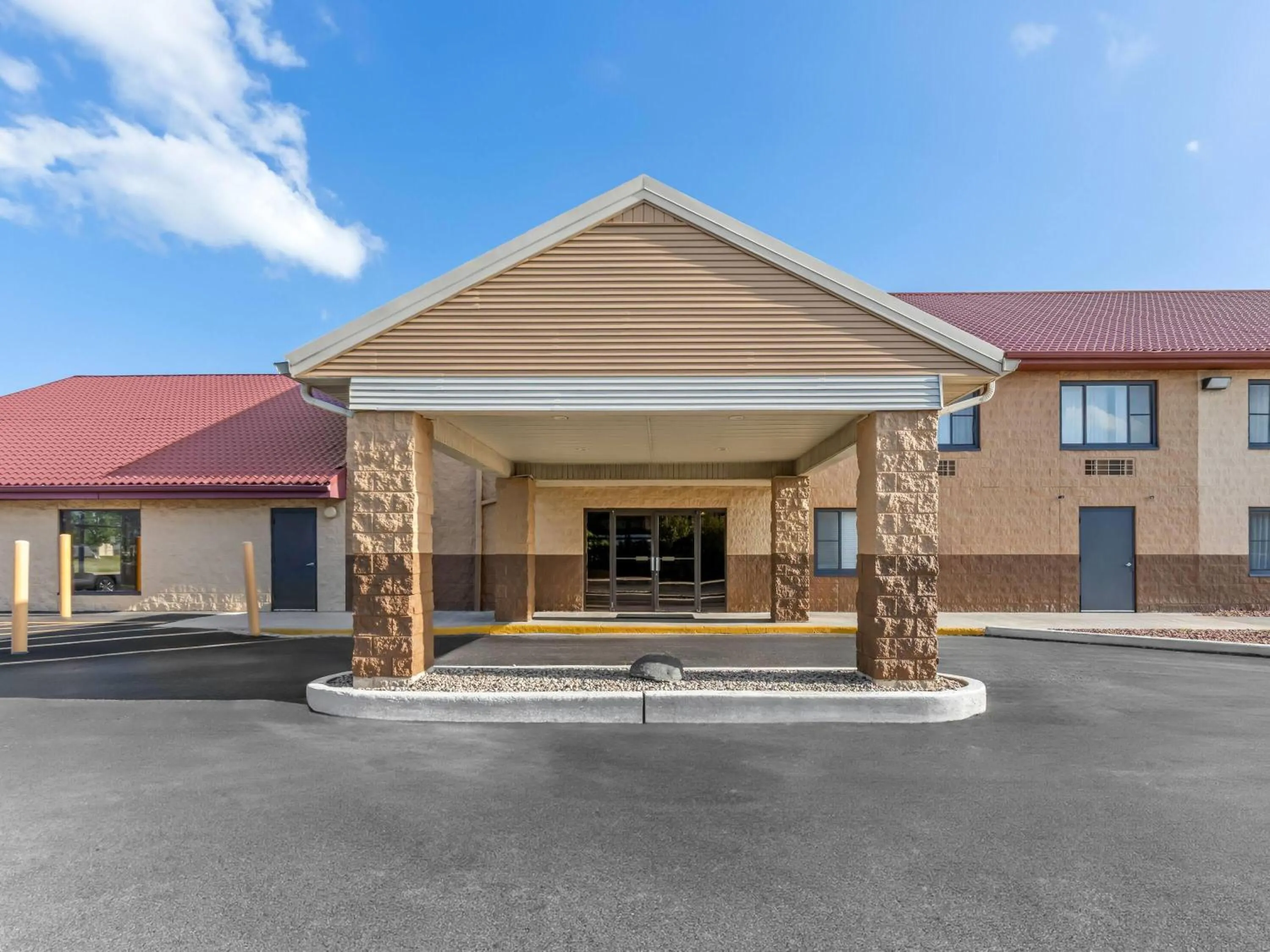 Property building in Super 8 by Wyndham Sturtevant Racine