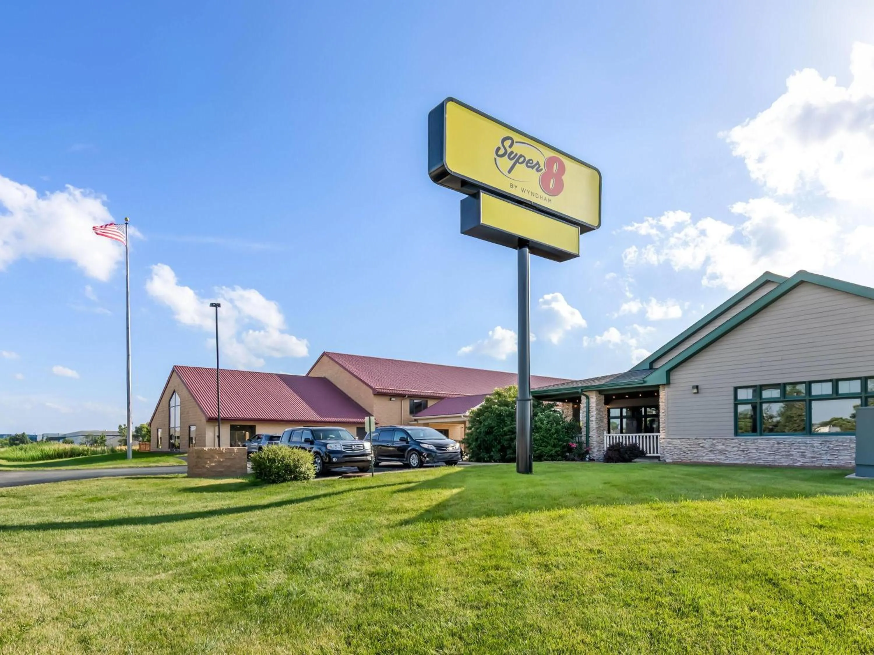 Property building in Super 8 by Wyndham Sturtevant Racine