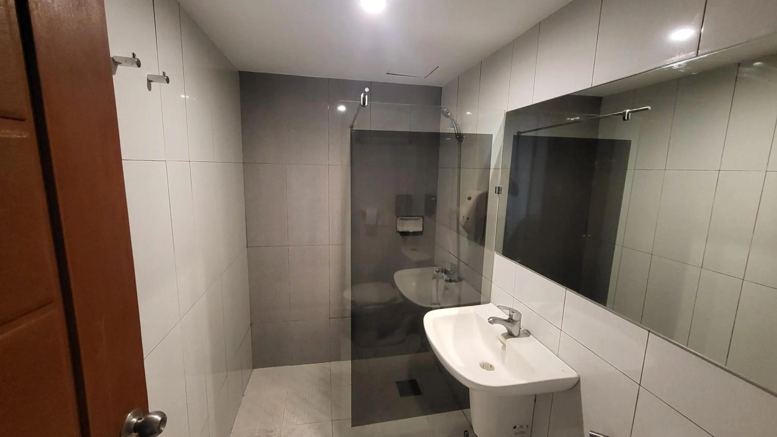 Toilet in DG Grami Hotel