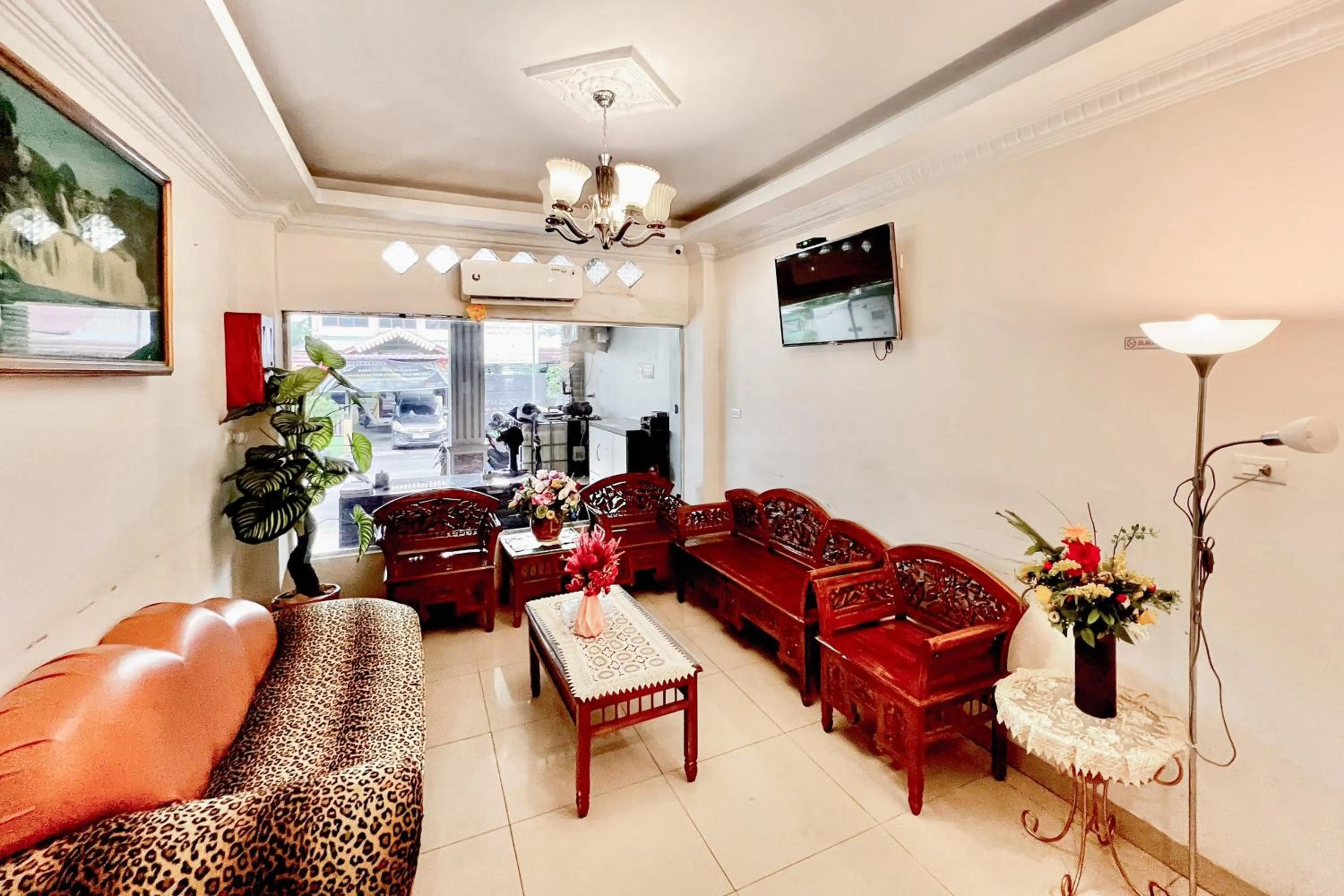 Seating area in RedDoorz at Vania Residence Medan