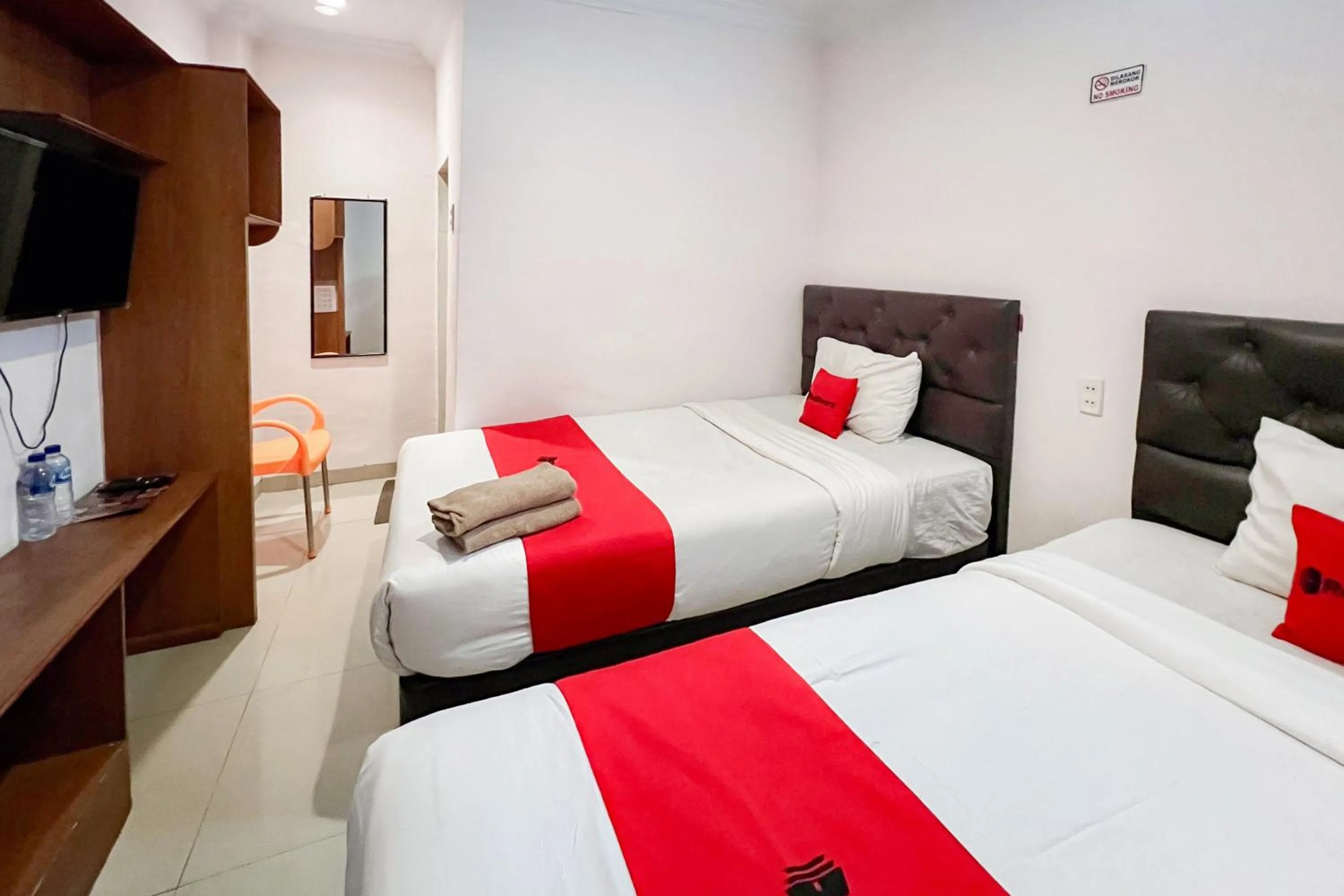 Bedroom, Bed in RedDoorz at Vania Residence Medan