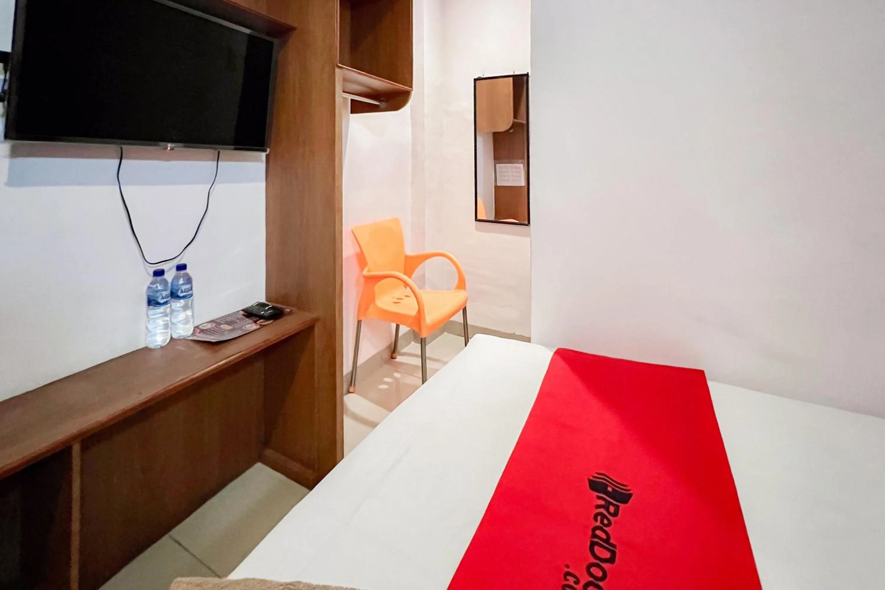 Bedroom, Bed in RedDoorz at Vania Residence Medan