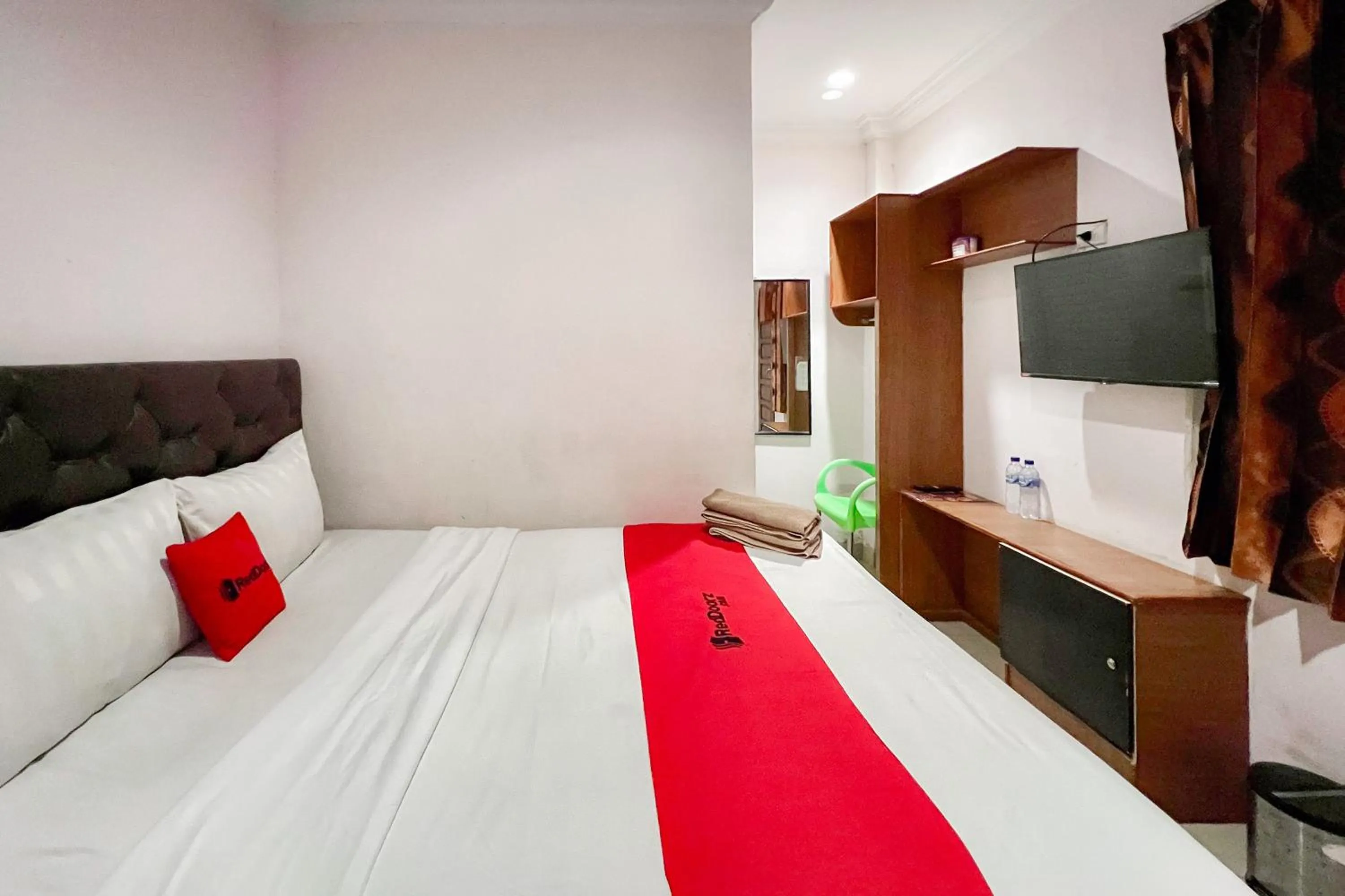 Bedroom, Bed in RedDoorz at Vania Residence Medan