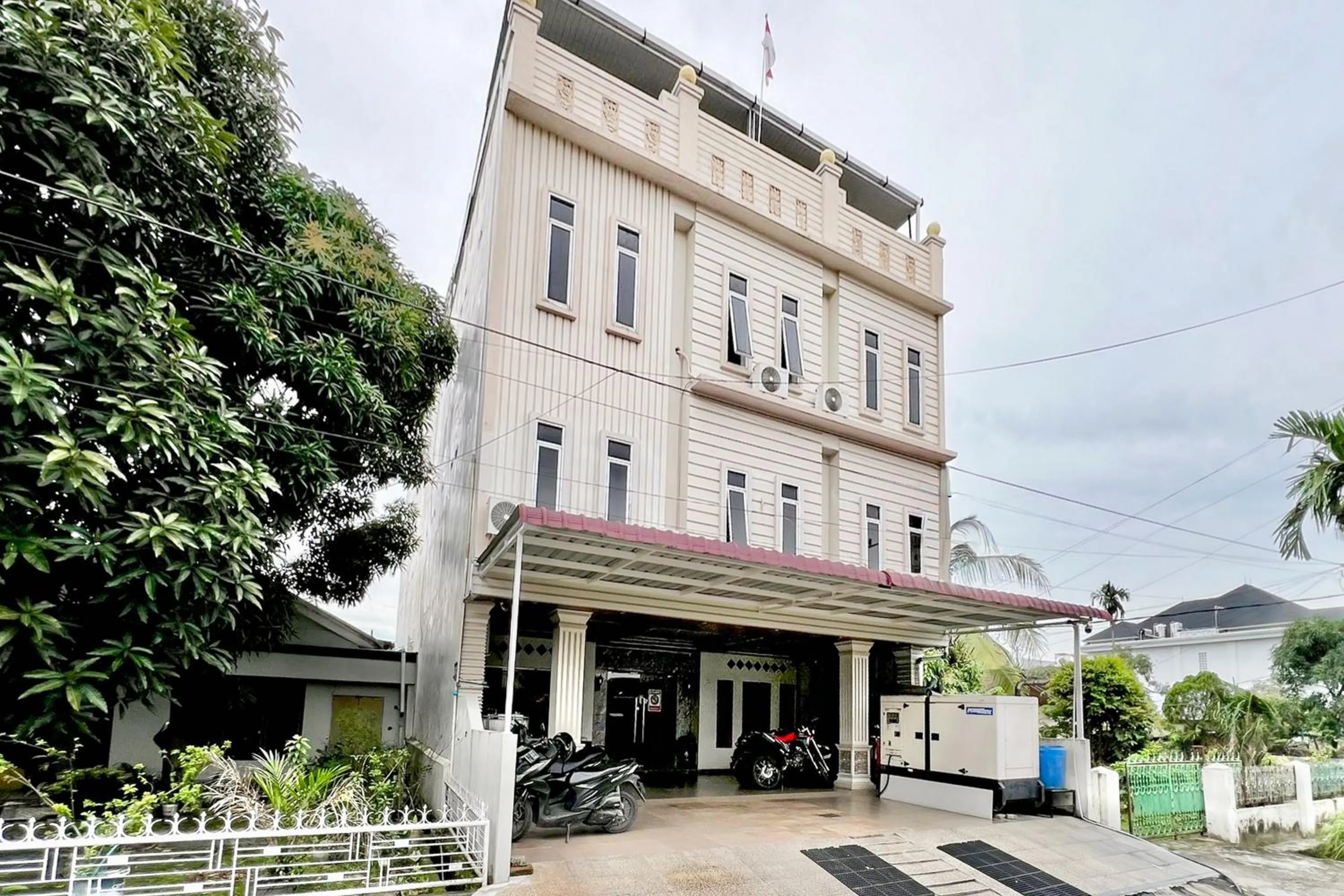 Facade/entrance in RedDoorz at Vania Residence Medan