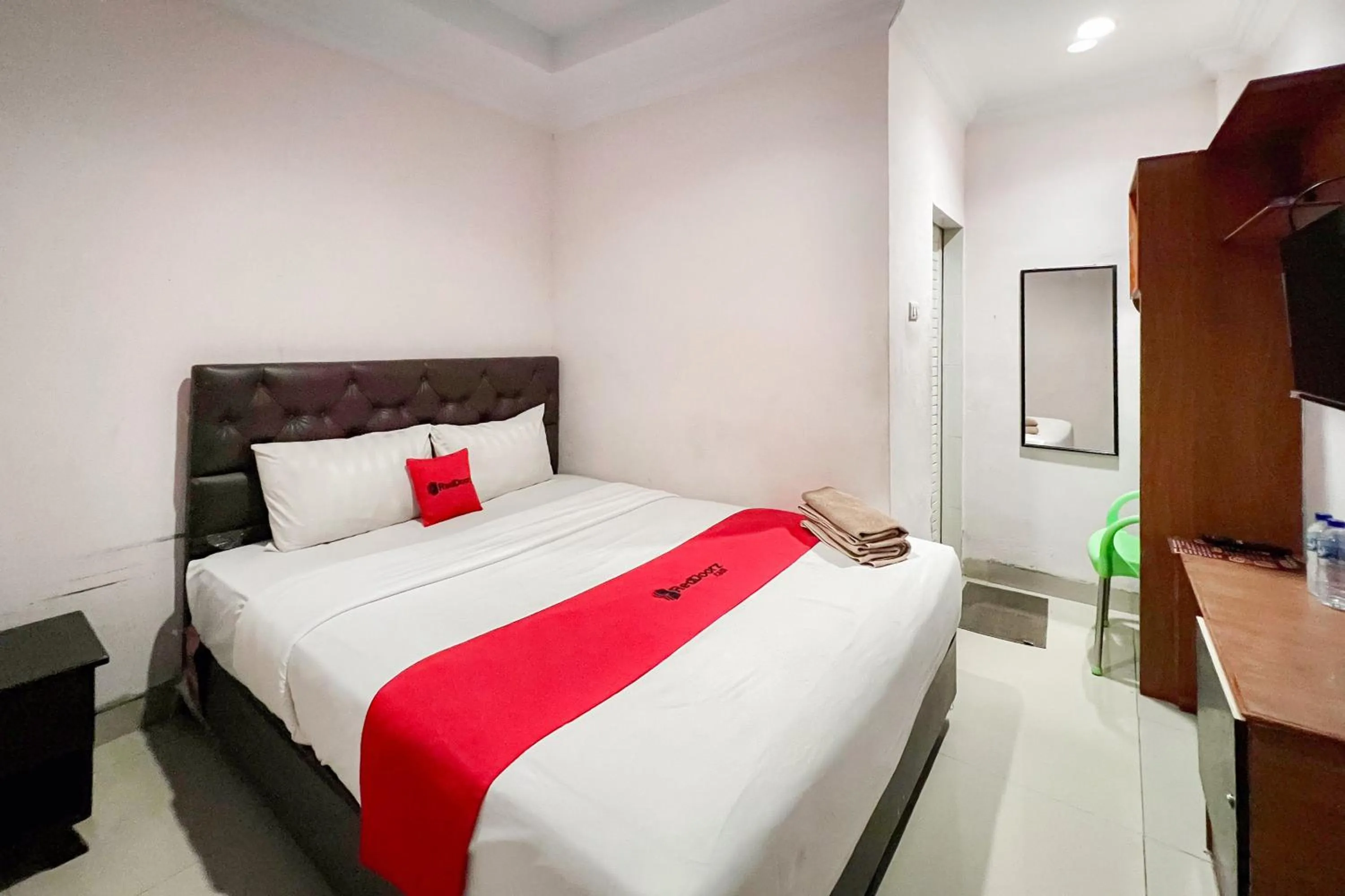 Bedroom, Bed in RedDoorz at Vania Residence Medan