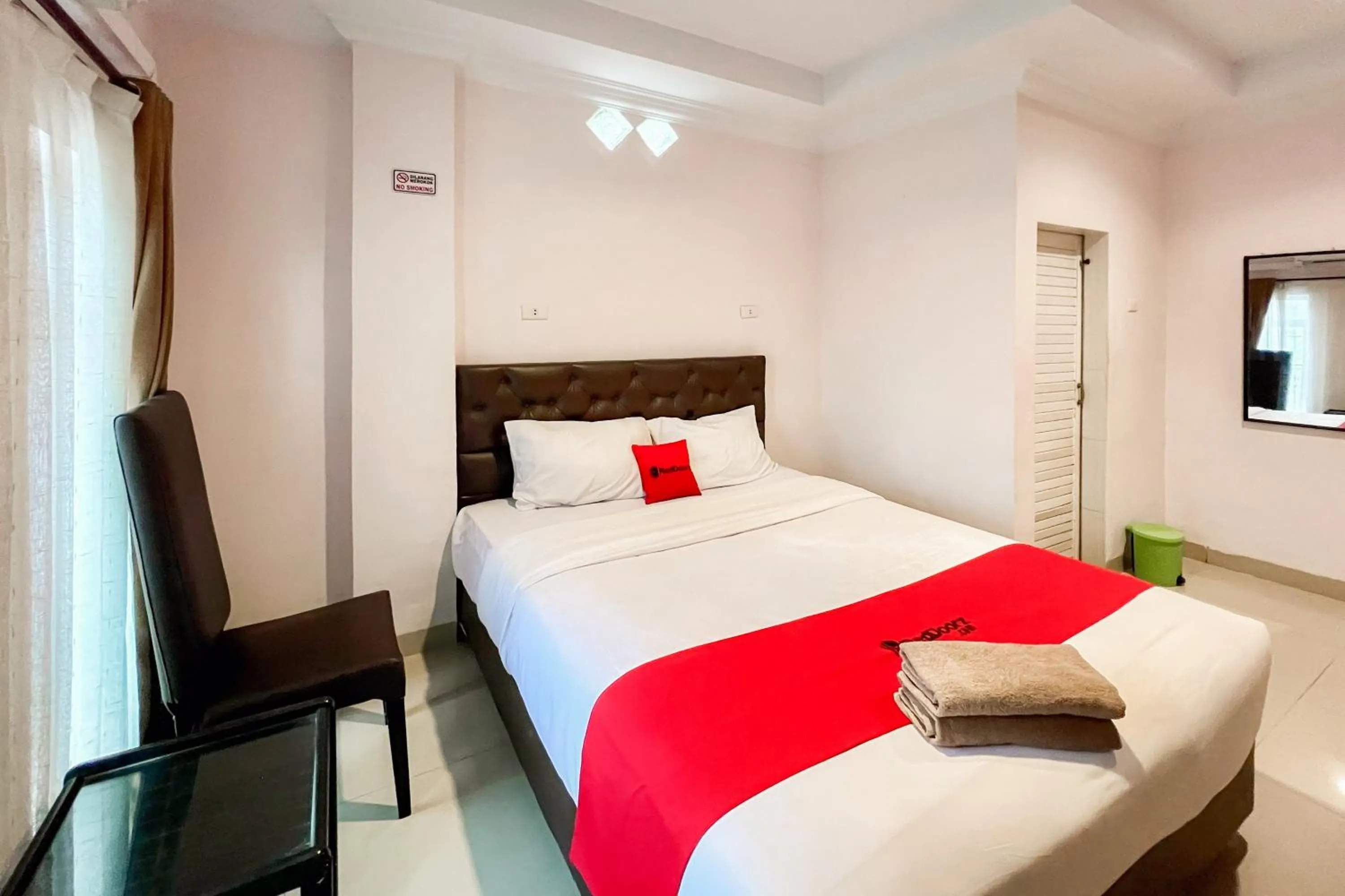 Bedroom, Bed in RedDoorz at Vania Residence Medan