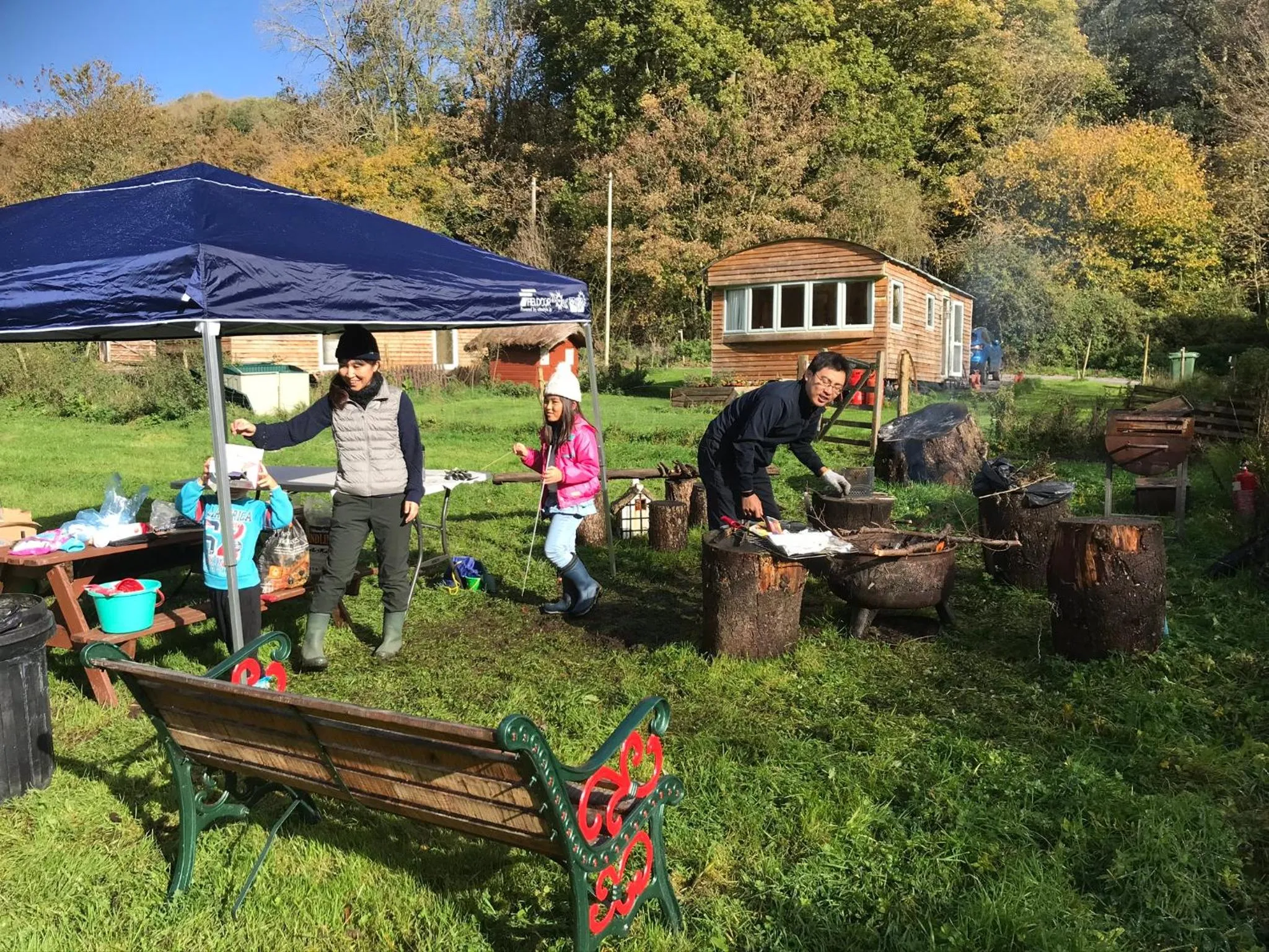 Shepherds Huts Ham Hill, 2 double beds, Bathroom, Lounge, Diner, Kitchen, LOVE dogs & Cats Looking out to lake and by Ham Hill Country Park plus parking for large vehicles available also great deals on workers long term This is the place to relax and BBQ