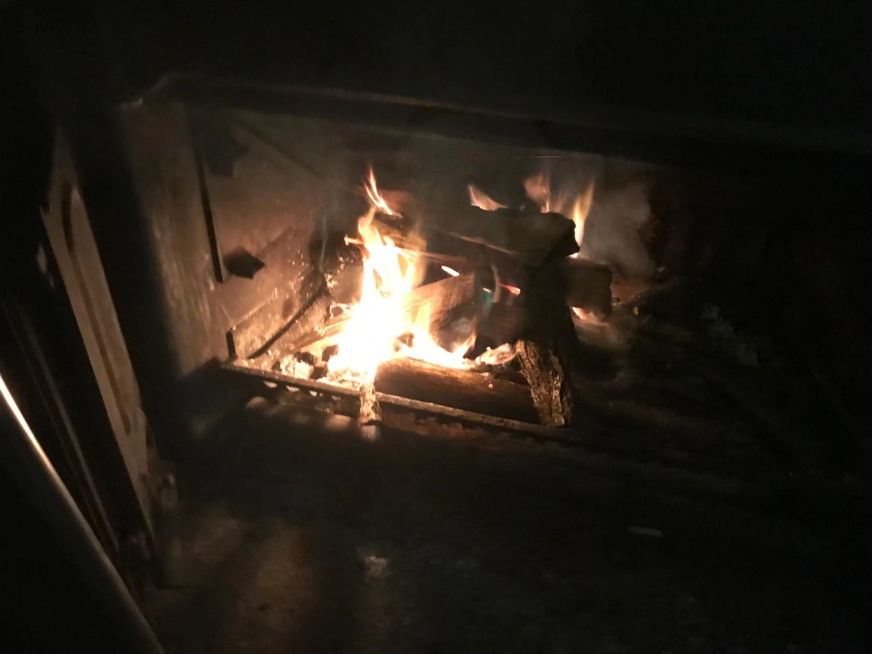 Shepherds Huts Ham Hill, 2 double beds, Bathroom, Lounge, Diner, Kitchen, LOVE dogs & Cats Looking out to lake and by Ham Hill Country Park plus parking for large vehicles available also great deals on workers long term This is the place to relax and BBQ